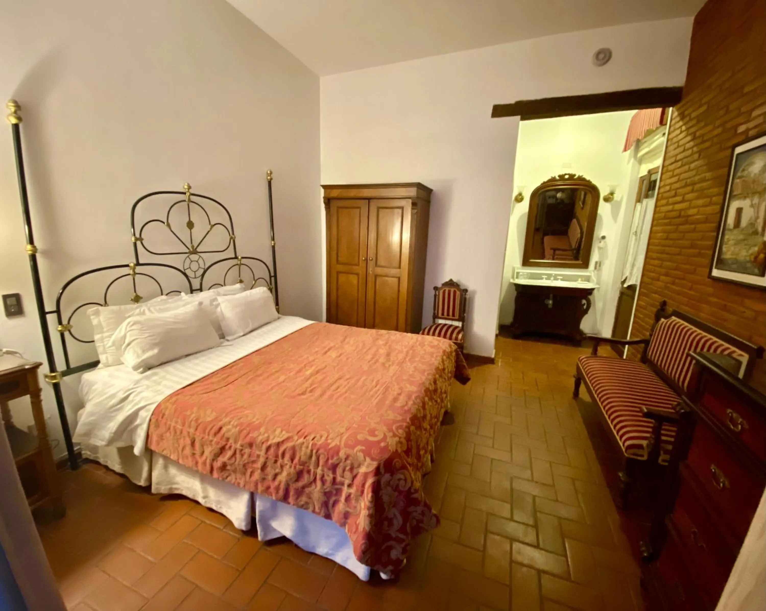 Photo of the whole room, Bed in Parador Santa Maria La Real