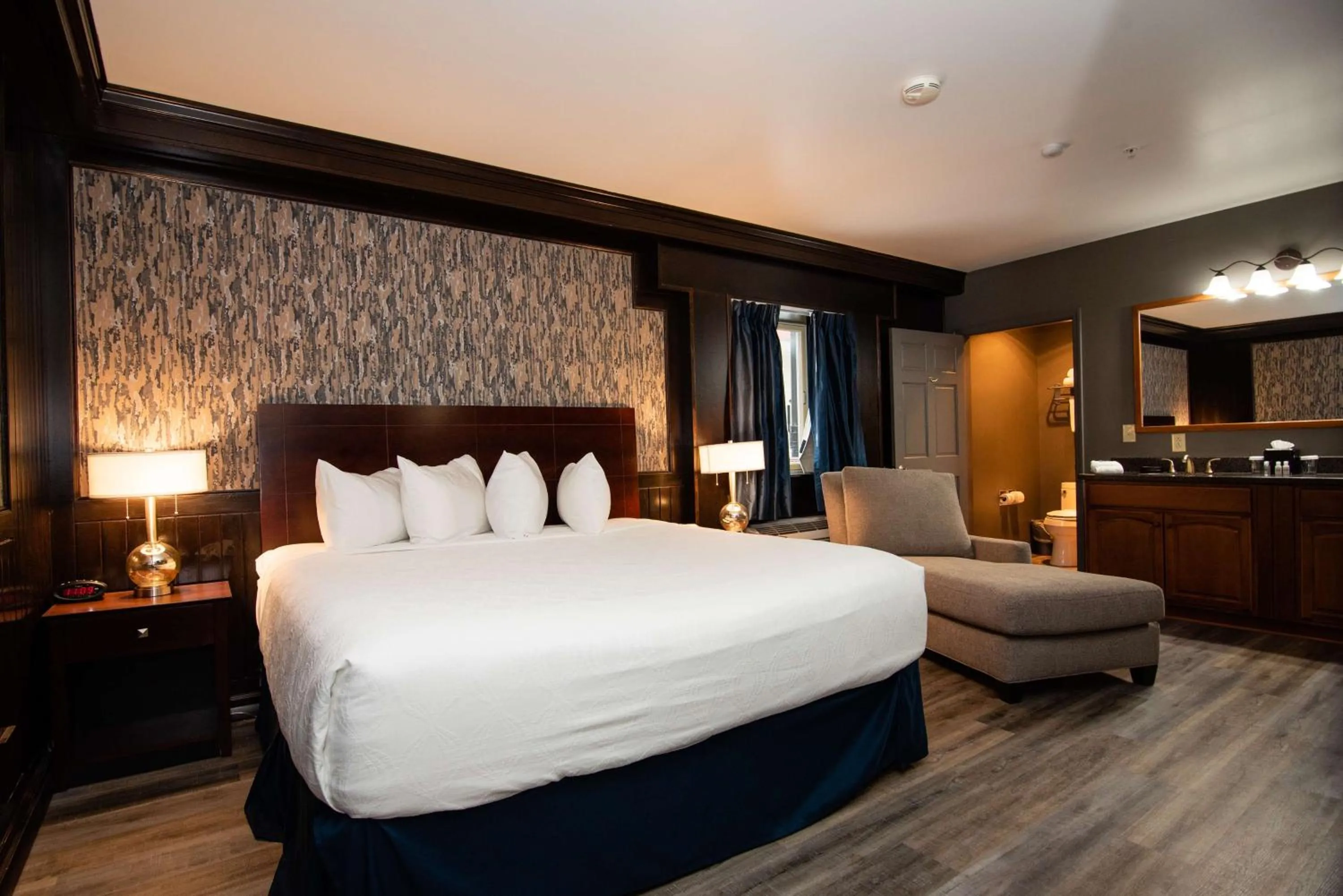 Photo of the whole room, Bed in Best Western Plus Plattsburgh