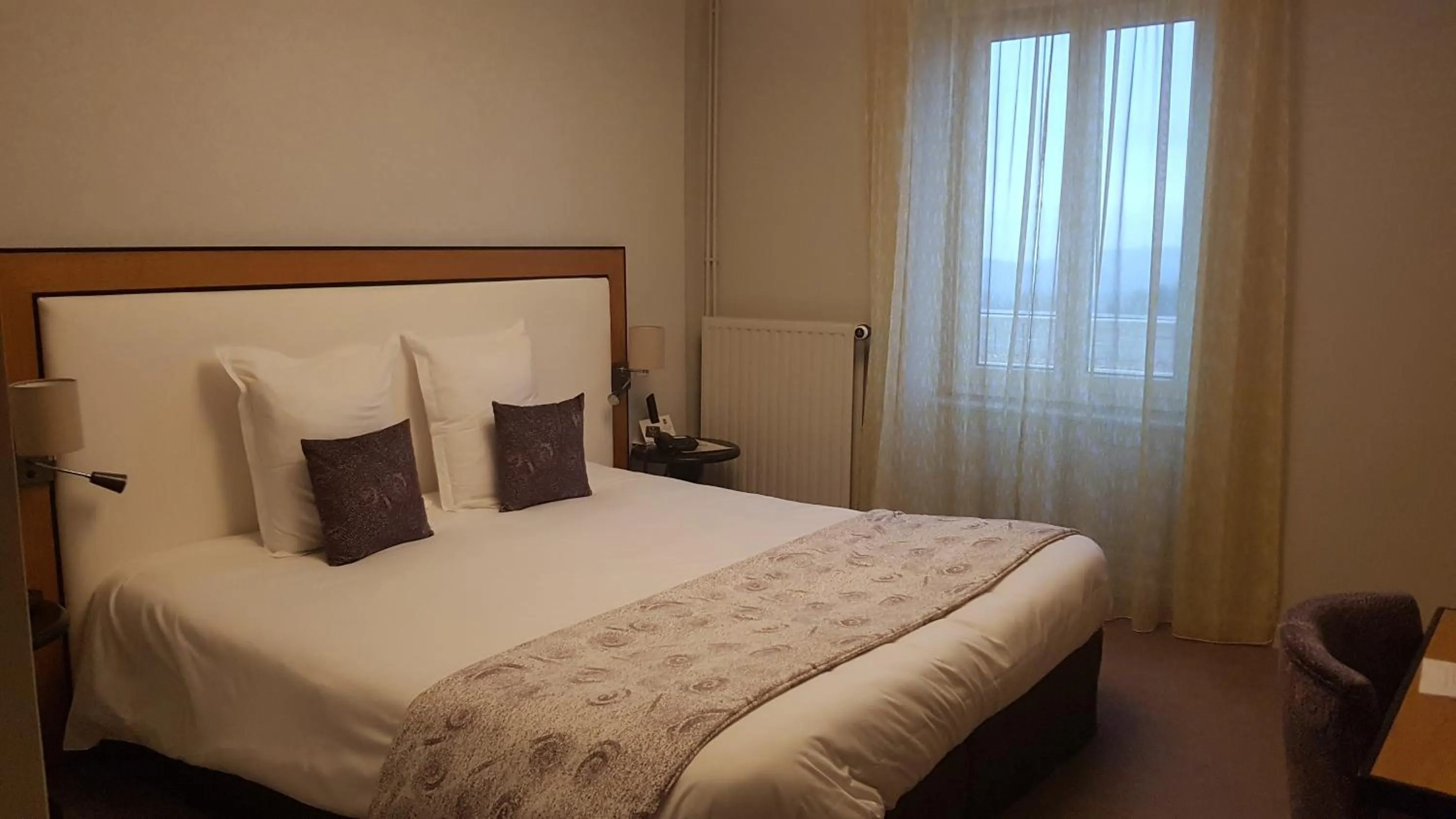 Bed in Logis Hôtel Le Tisseur des Saveurs