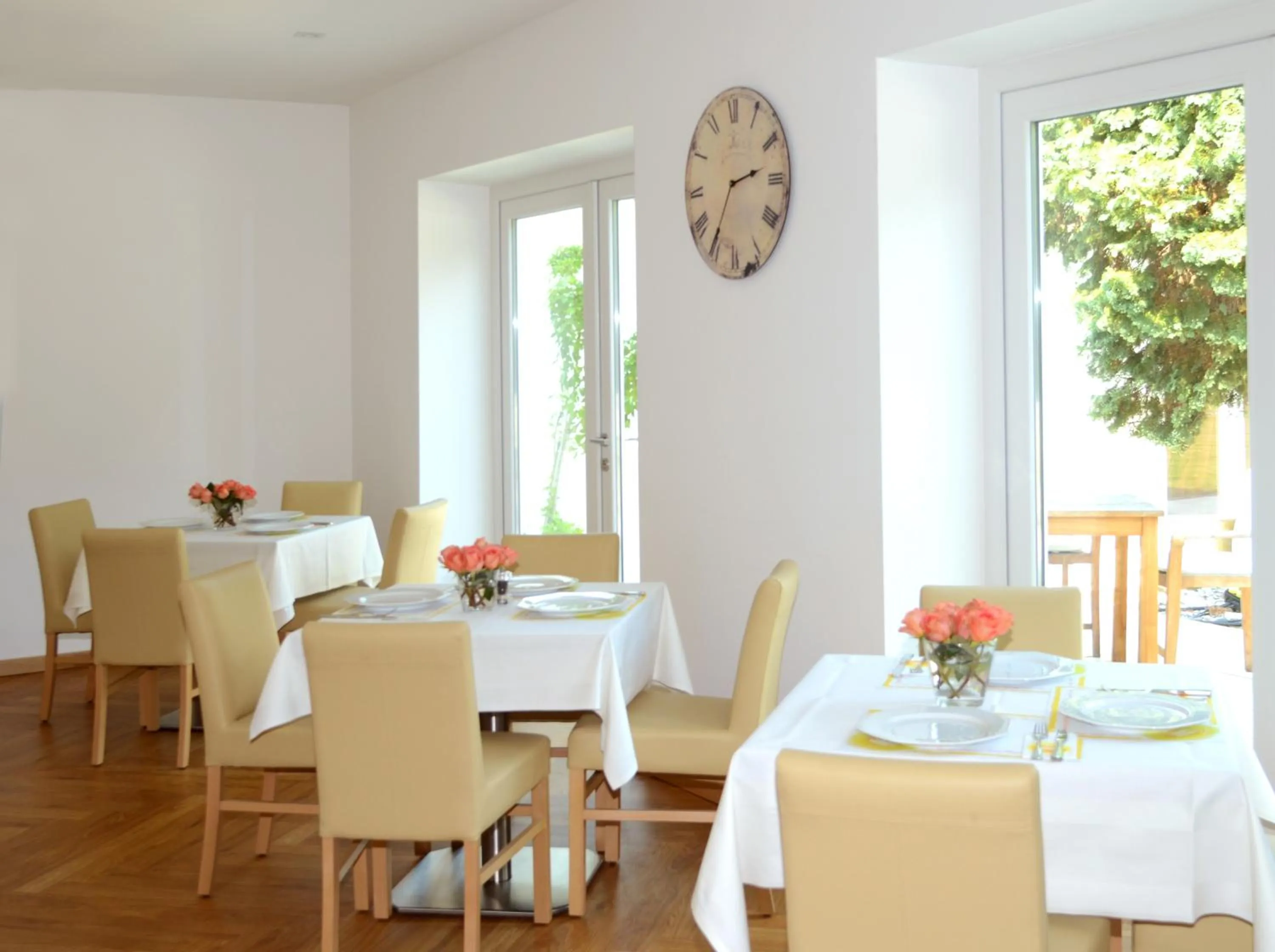 Restaurant/places to eat in Hotel Destination 21