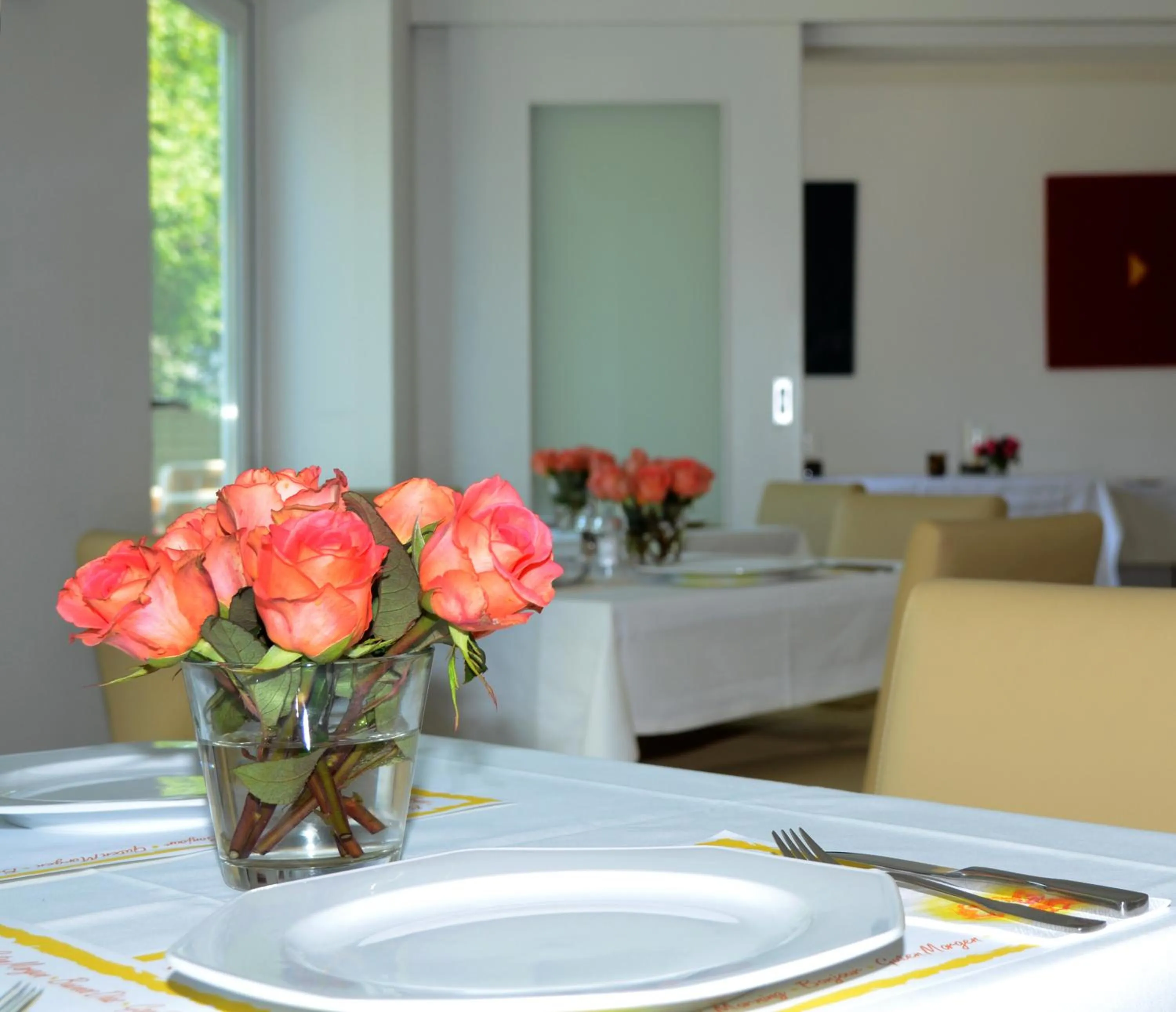 Restaurant/places to eat in Hotel Destination 21