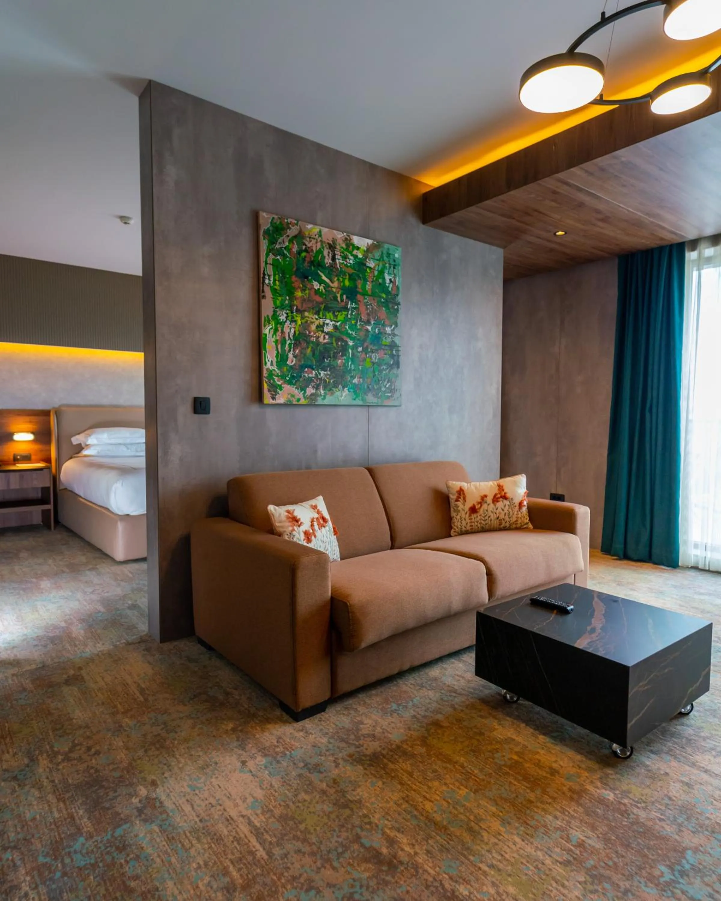 Living room, Bed in Emerald Hotel