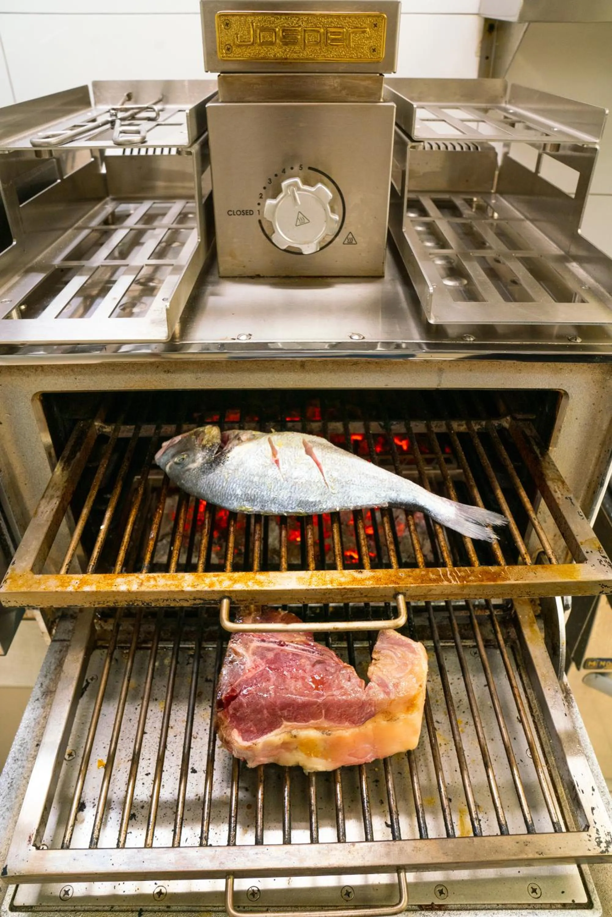 Restaurant/places to eat in Emerald Hotel