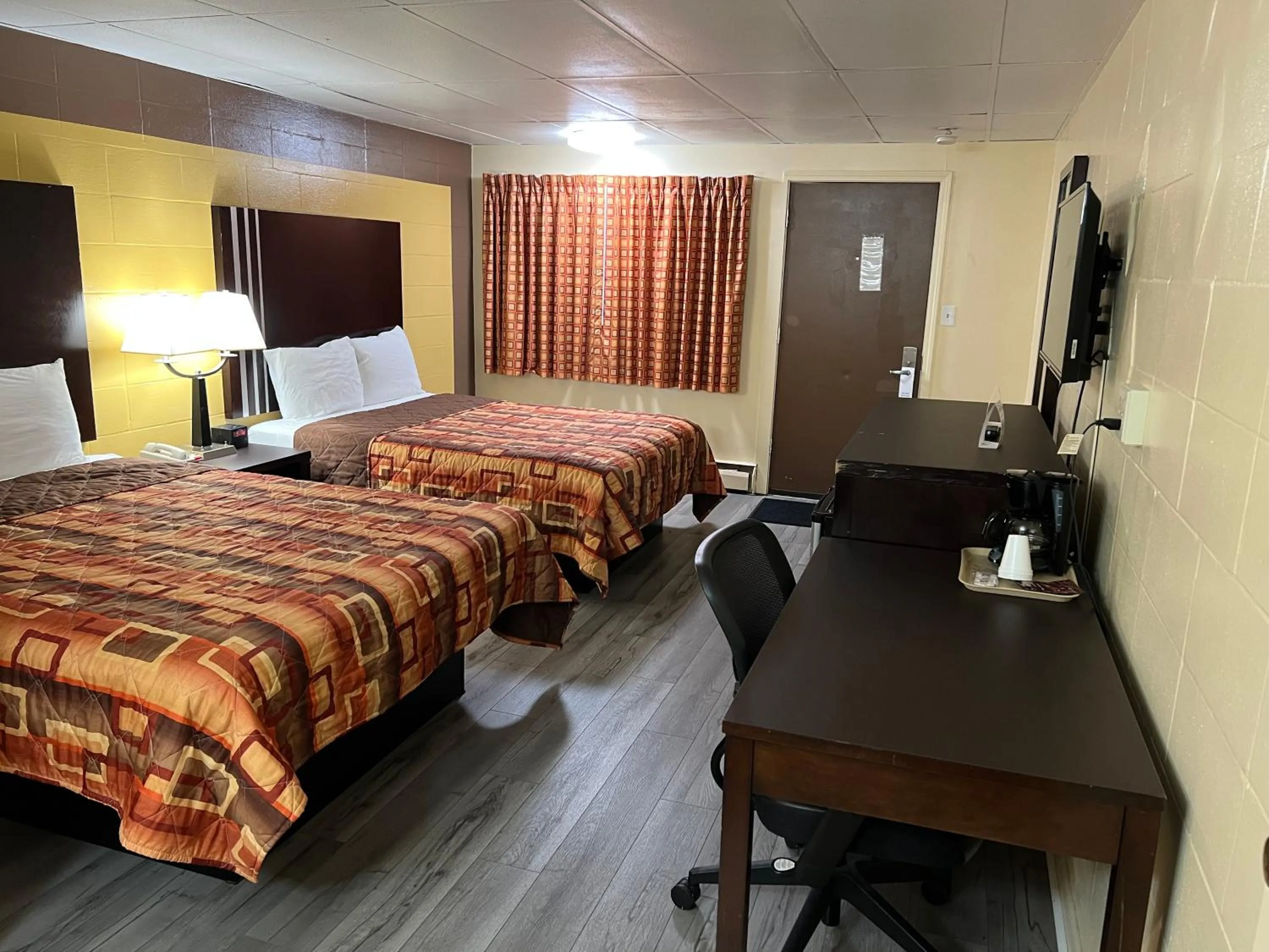 Photo of the whole room, Bed in Scottish Inns Tonawanda