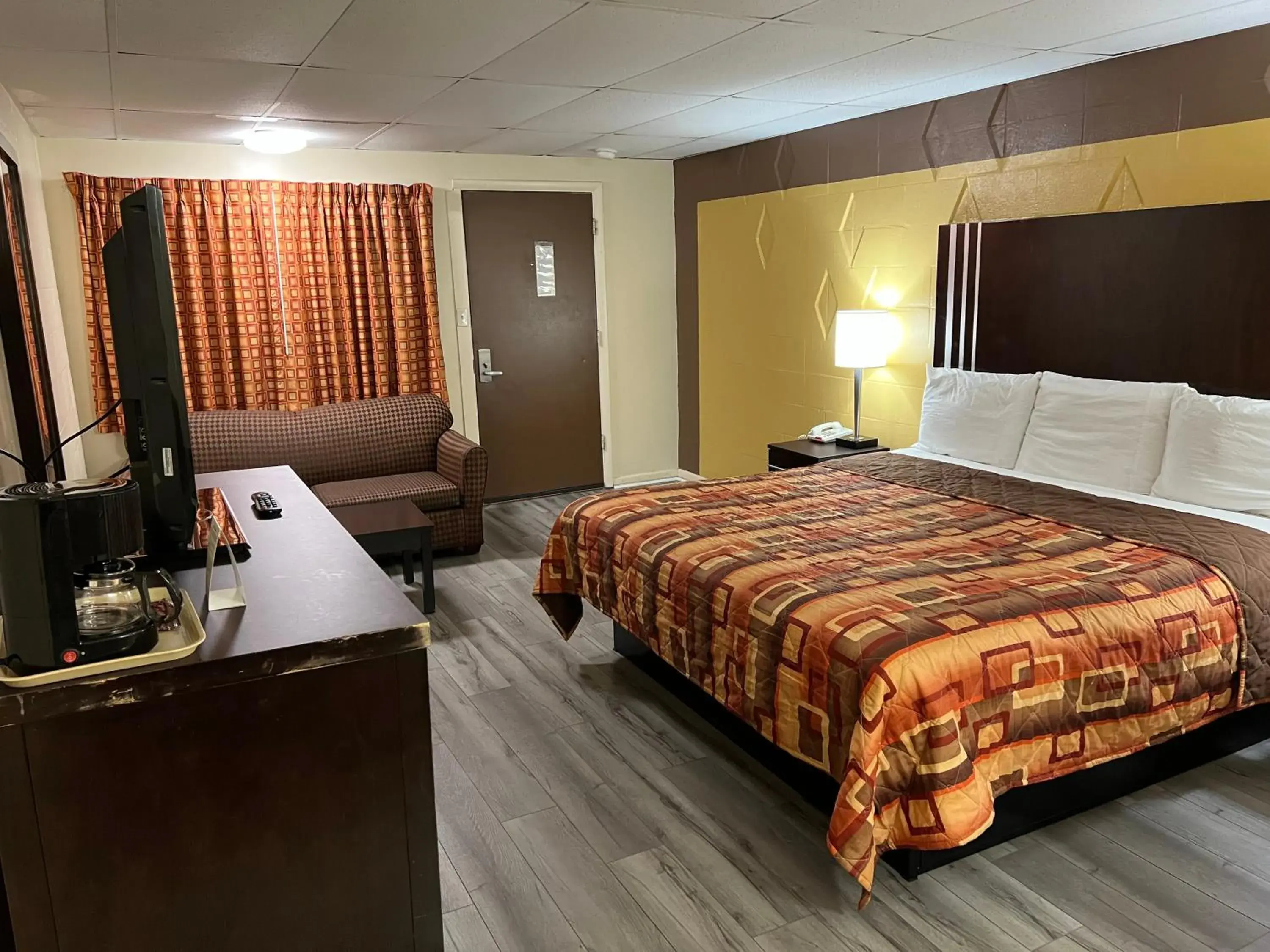 King Room - Non-Smoking in Scottish Inns Tonawanda King Room - Non-Smoking in Scottish Inns Tonawanda