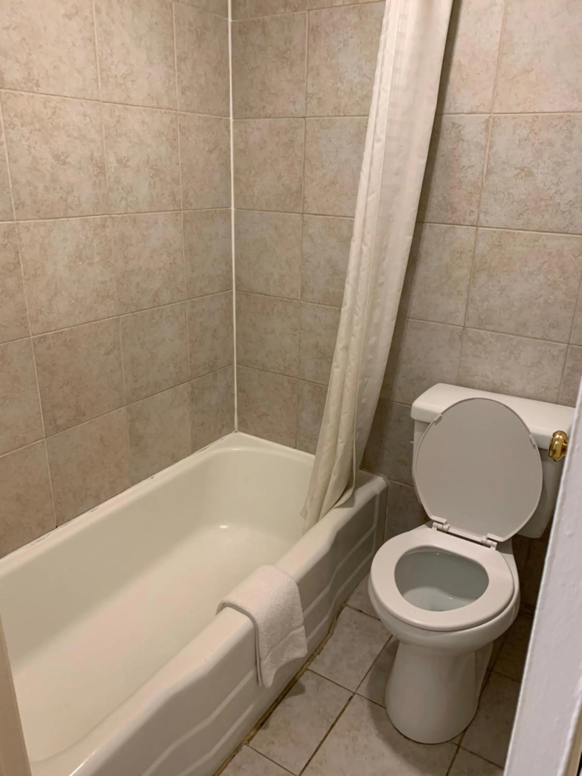 Bathroom in Scottish Inns Tonawanda