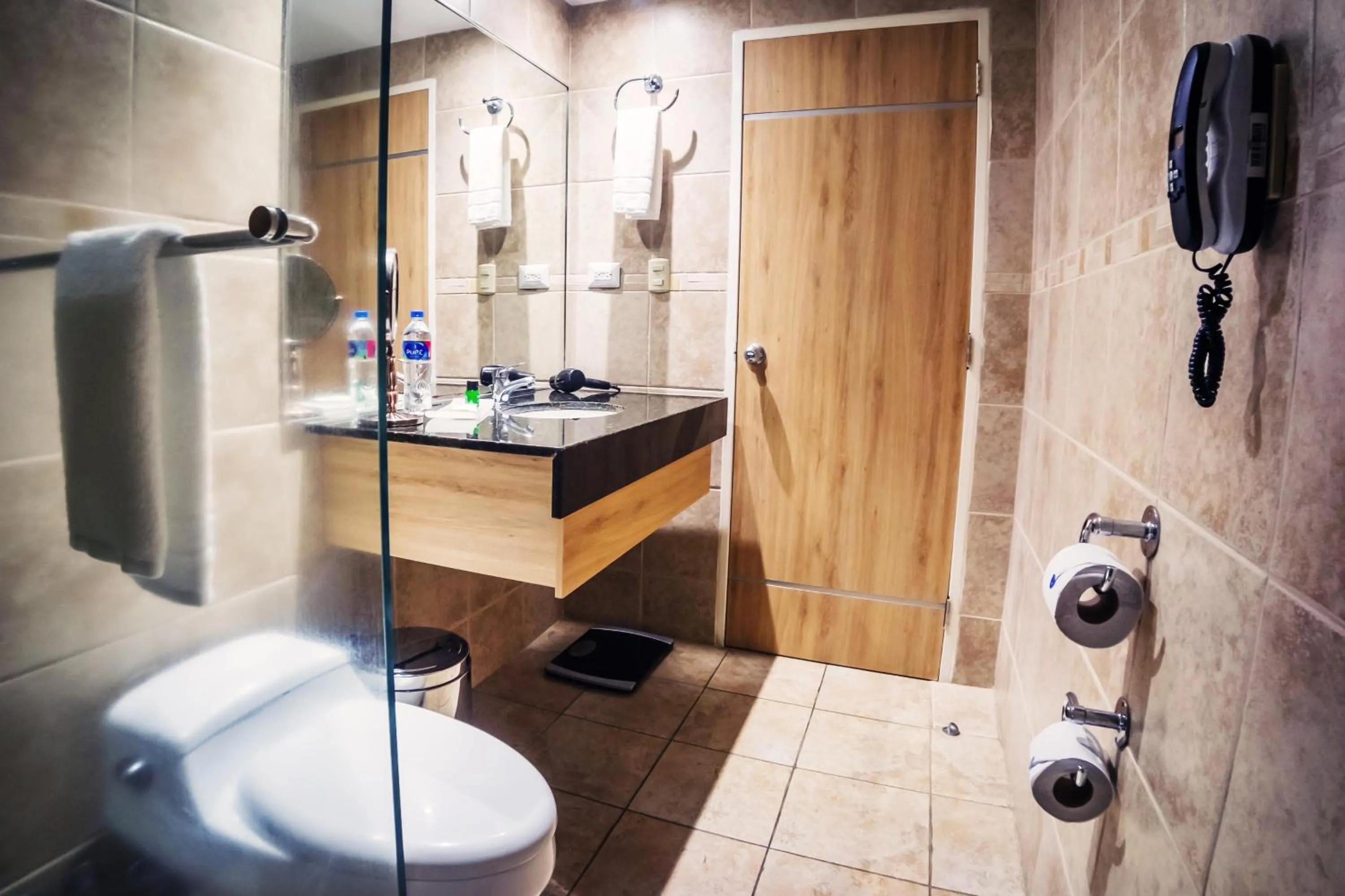 Toilet in TRYP by Wyndham Guayaquil Airport