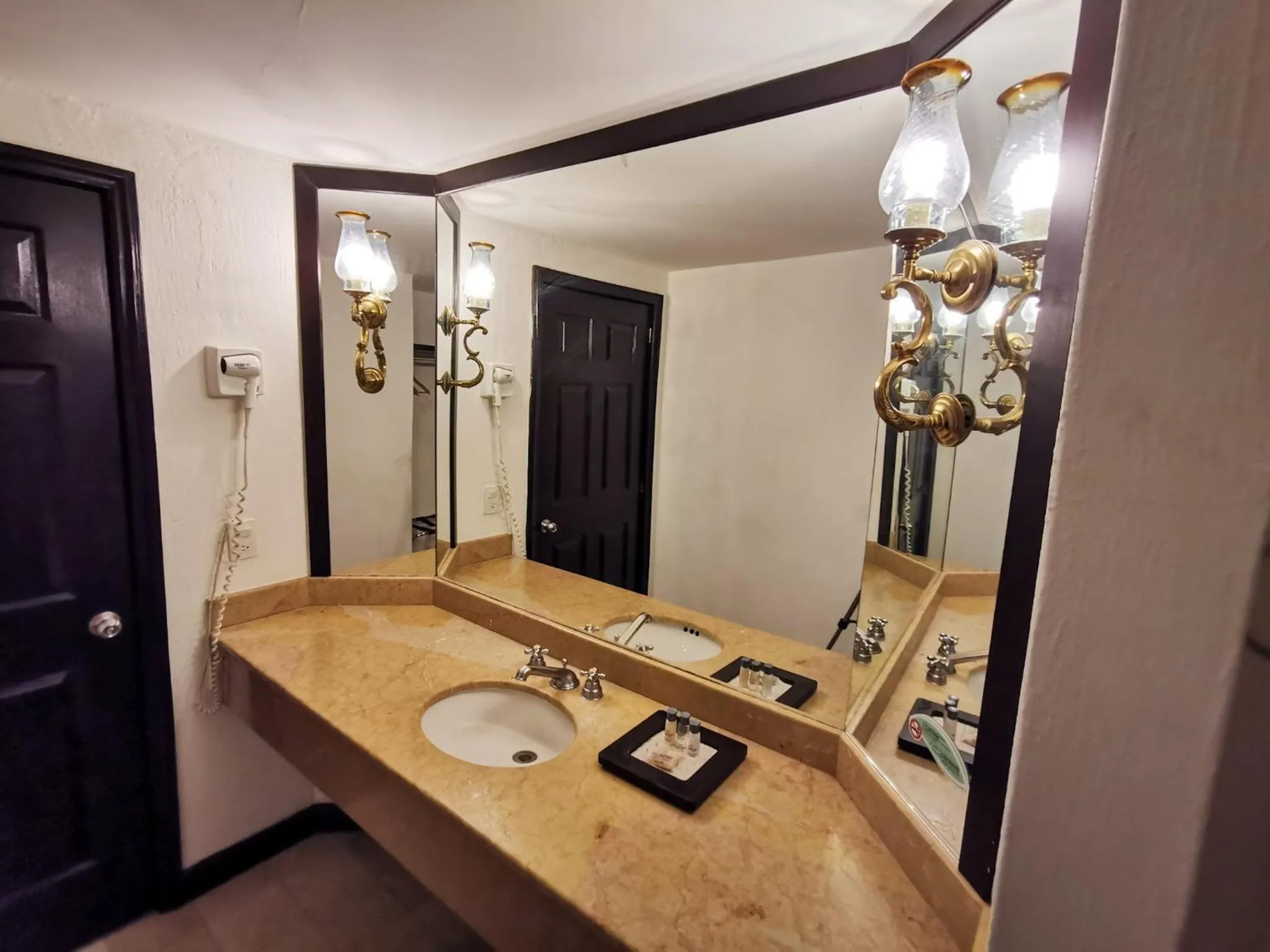 Bathroom in Country Hotel & Suites