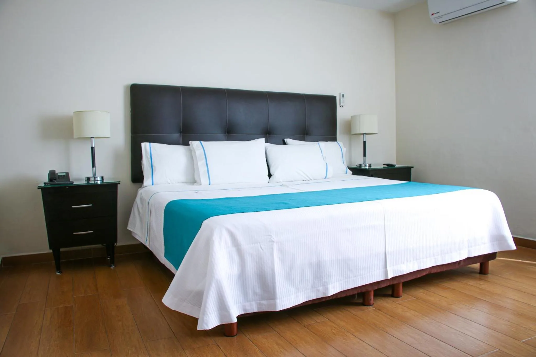 Bedroom, Bed in Country Hotel & Suites