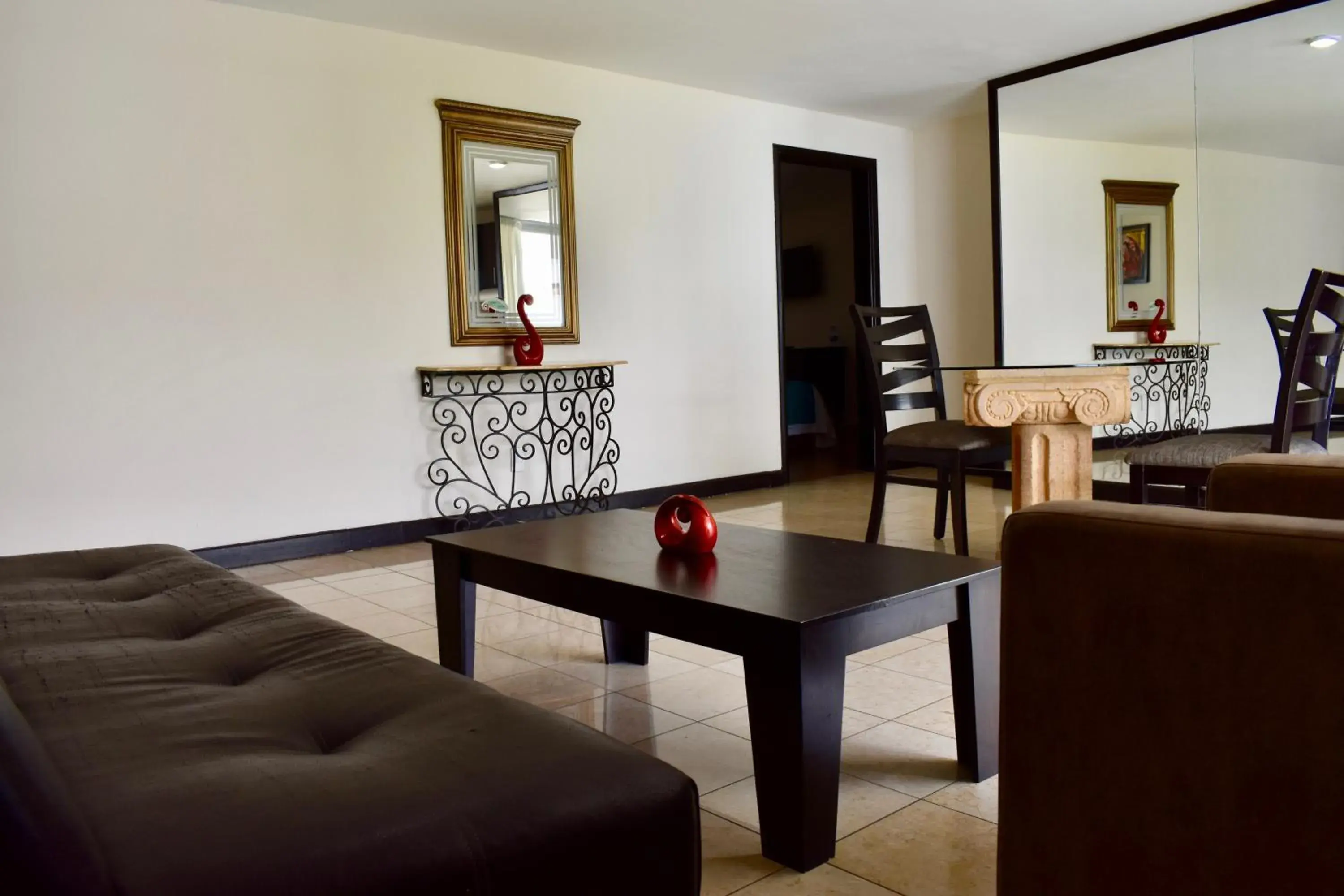 Suite in Country Hotel & Suites Suite in Country Hotel & Suites