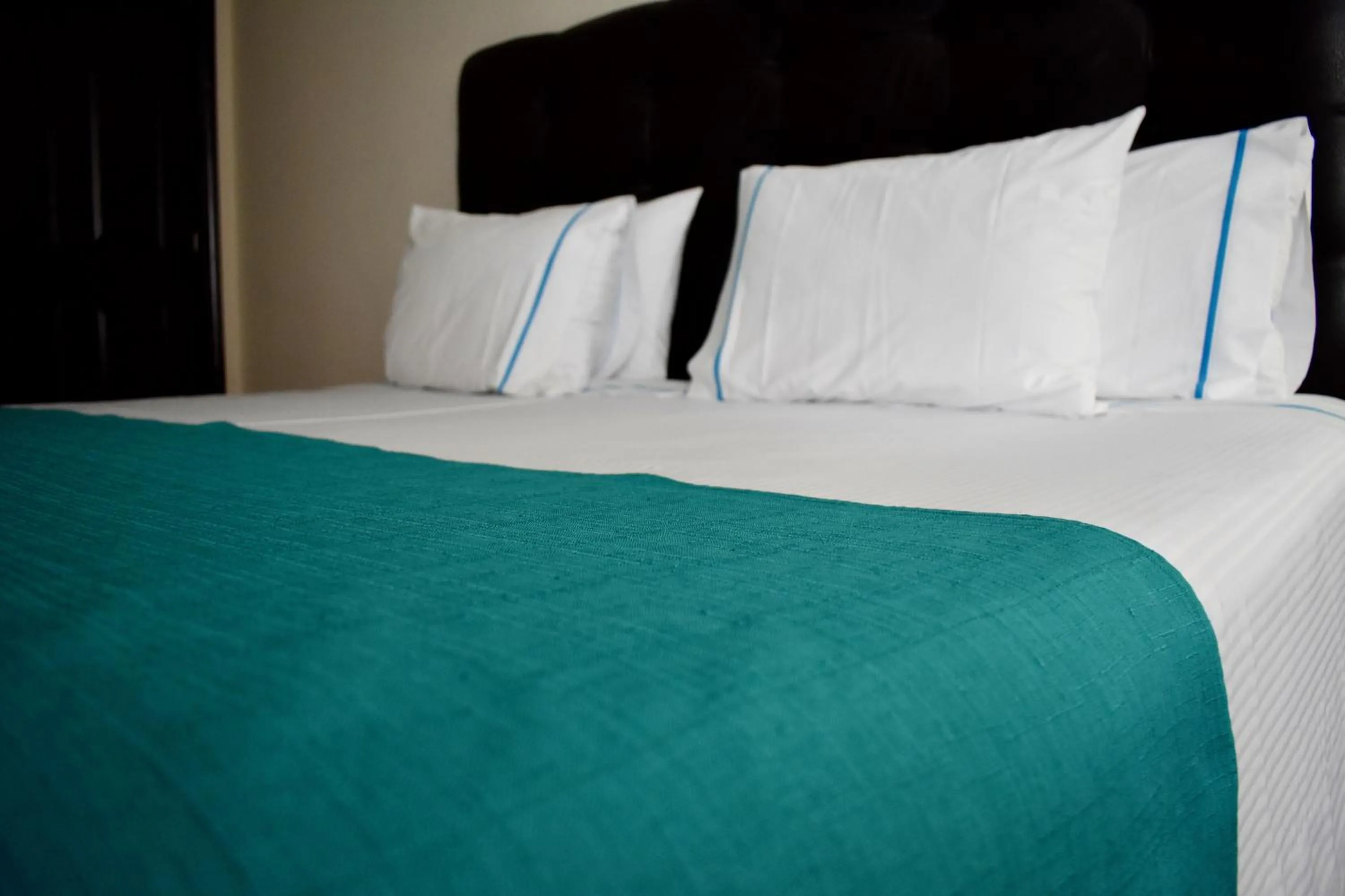 Bedroom, Bed in Country Hotel & Suites