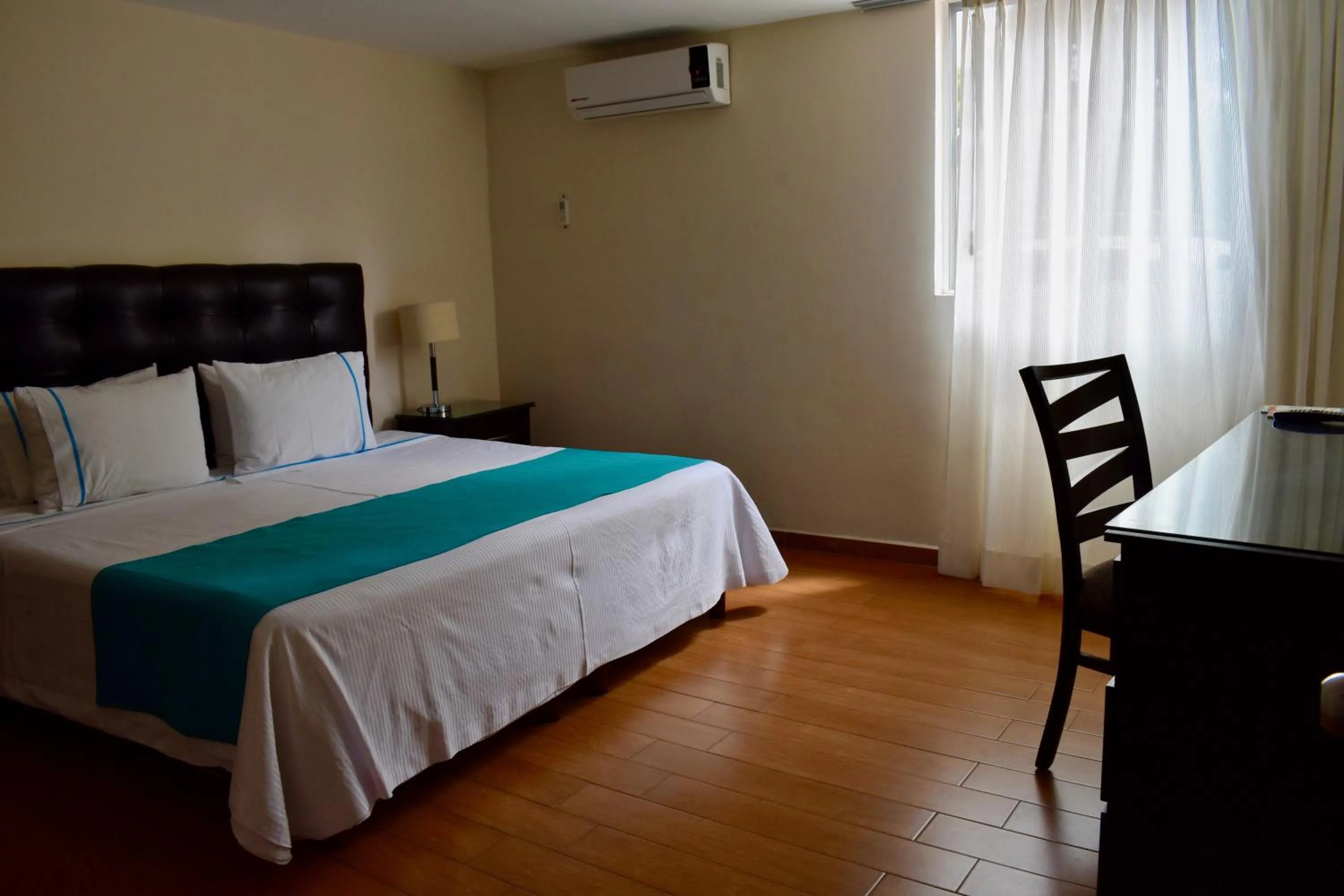 Photo of the whole room, Bed in Country Hotel & Suites