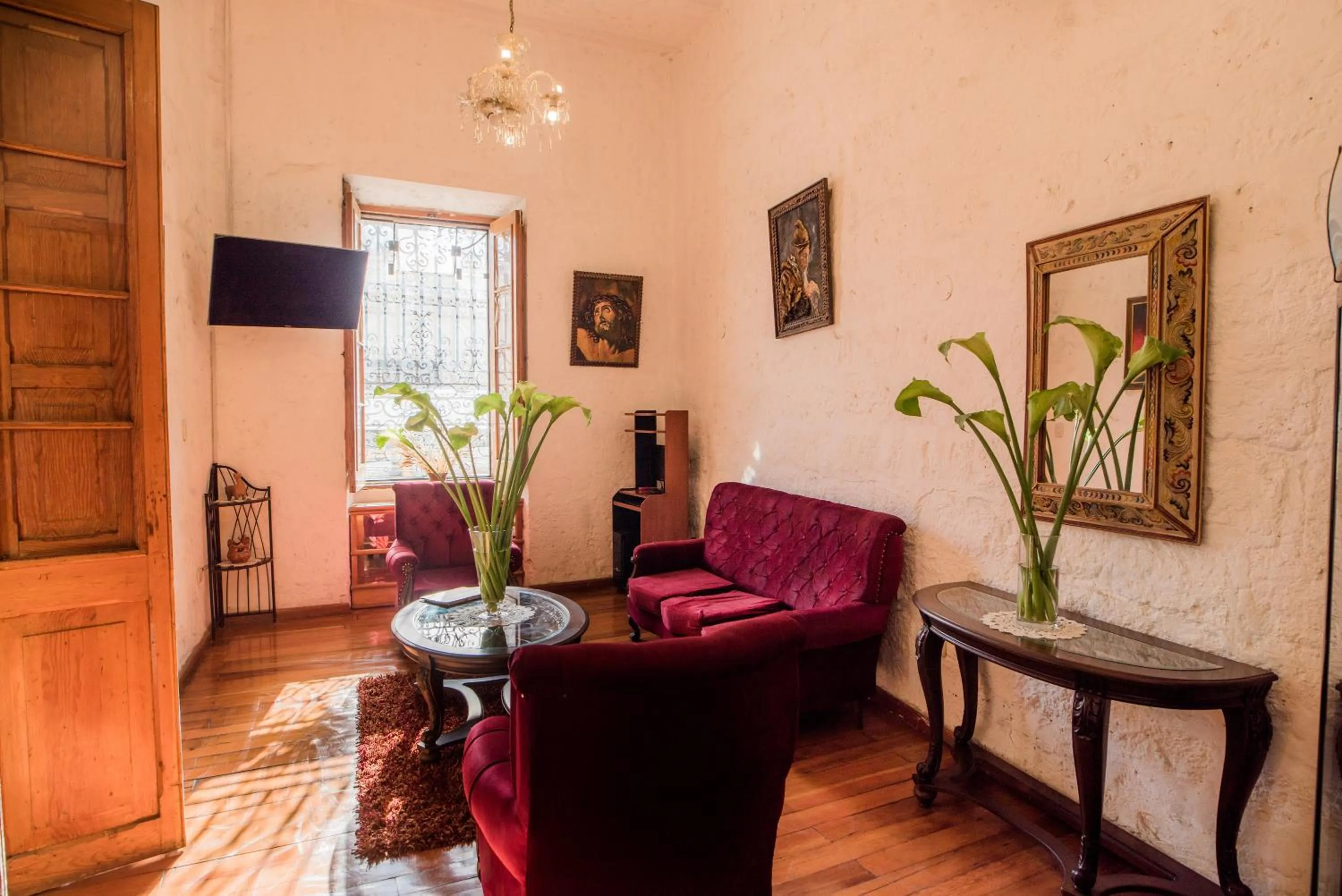 Communal lounge/ TV room in Majestad Hotel Boutique