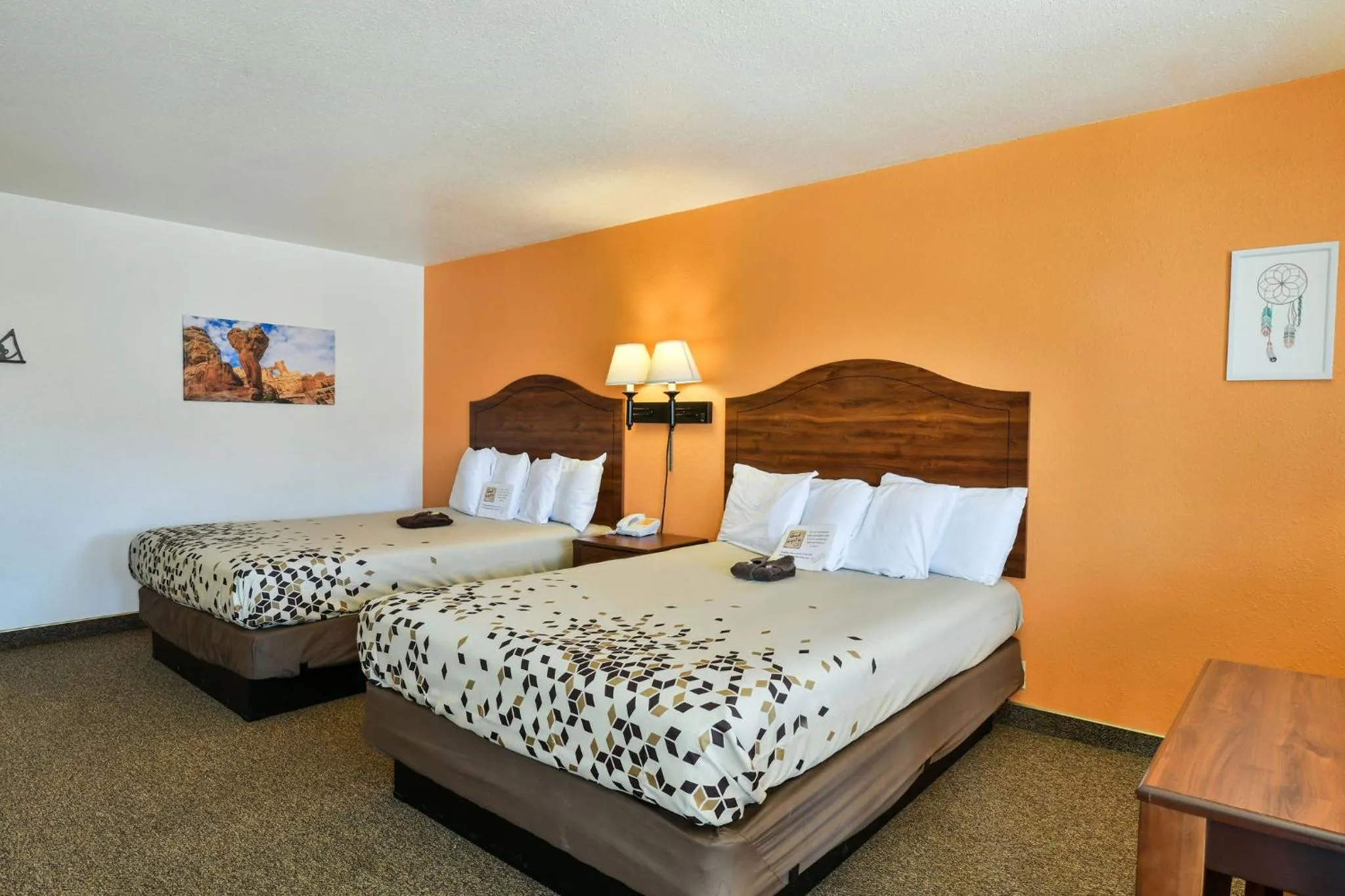 Living room, Bed in Adventure Inn Moab