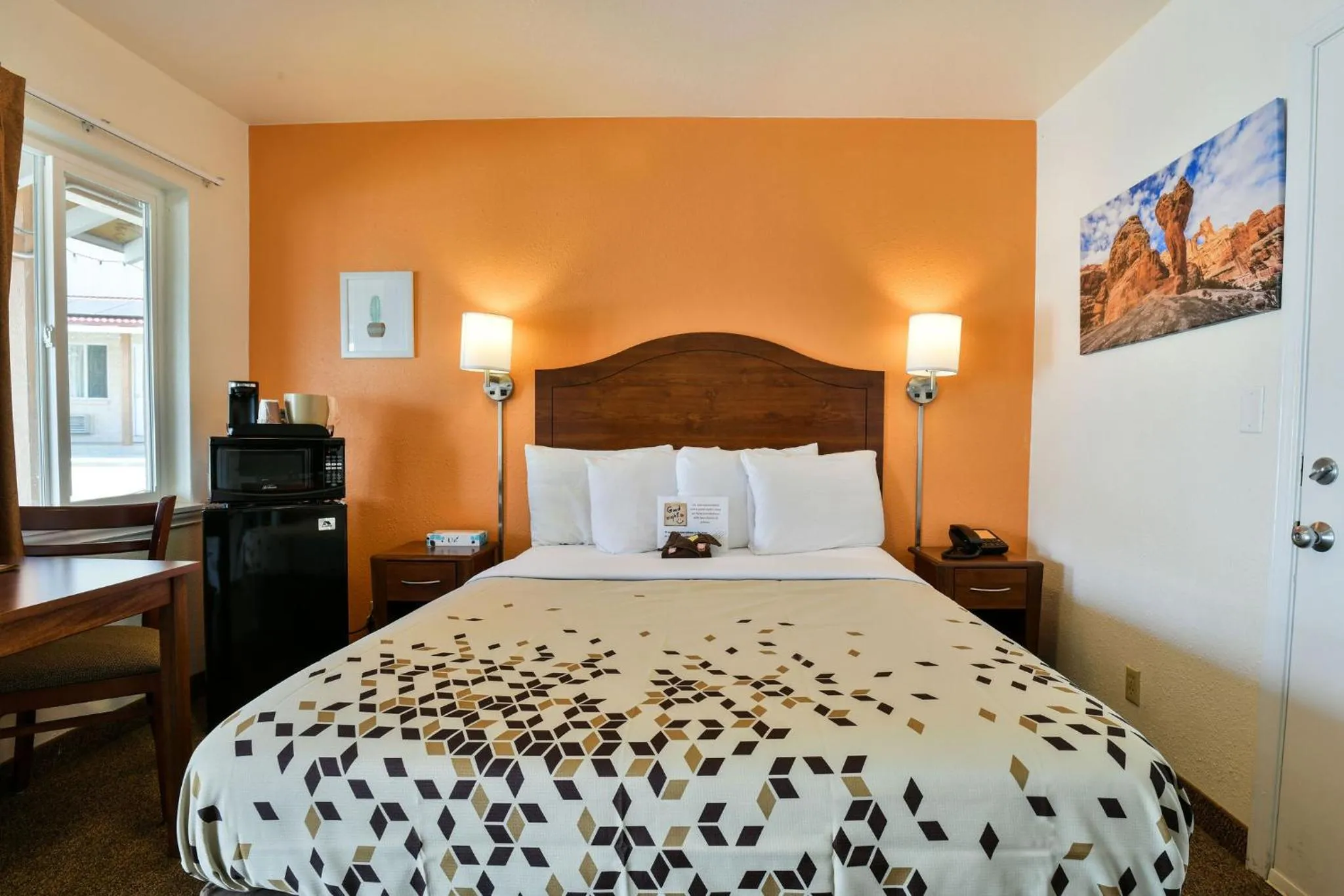 Coffee/tea facilities, Bed in Adventure Inn Moab