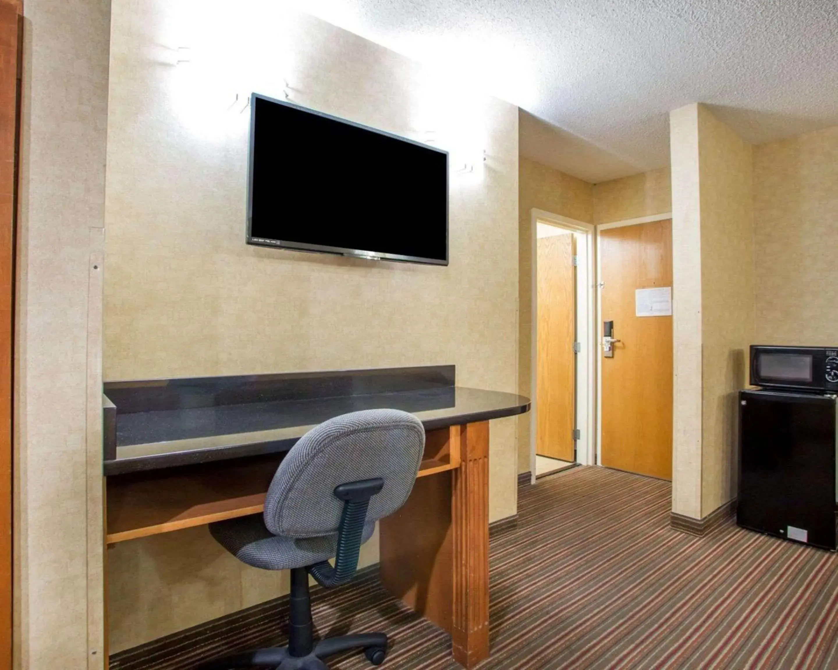 Queen Room - Accessible/Nonsmoking in Quality Inn & Suites North-Polaris Queen Room - Accessible/Nonsmoking in Quality Inn & Suites North-Polaris
