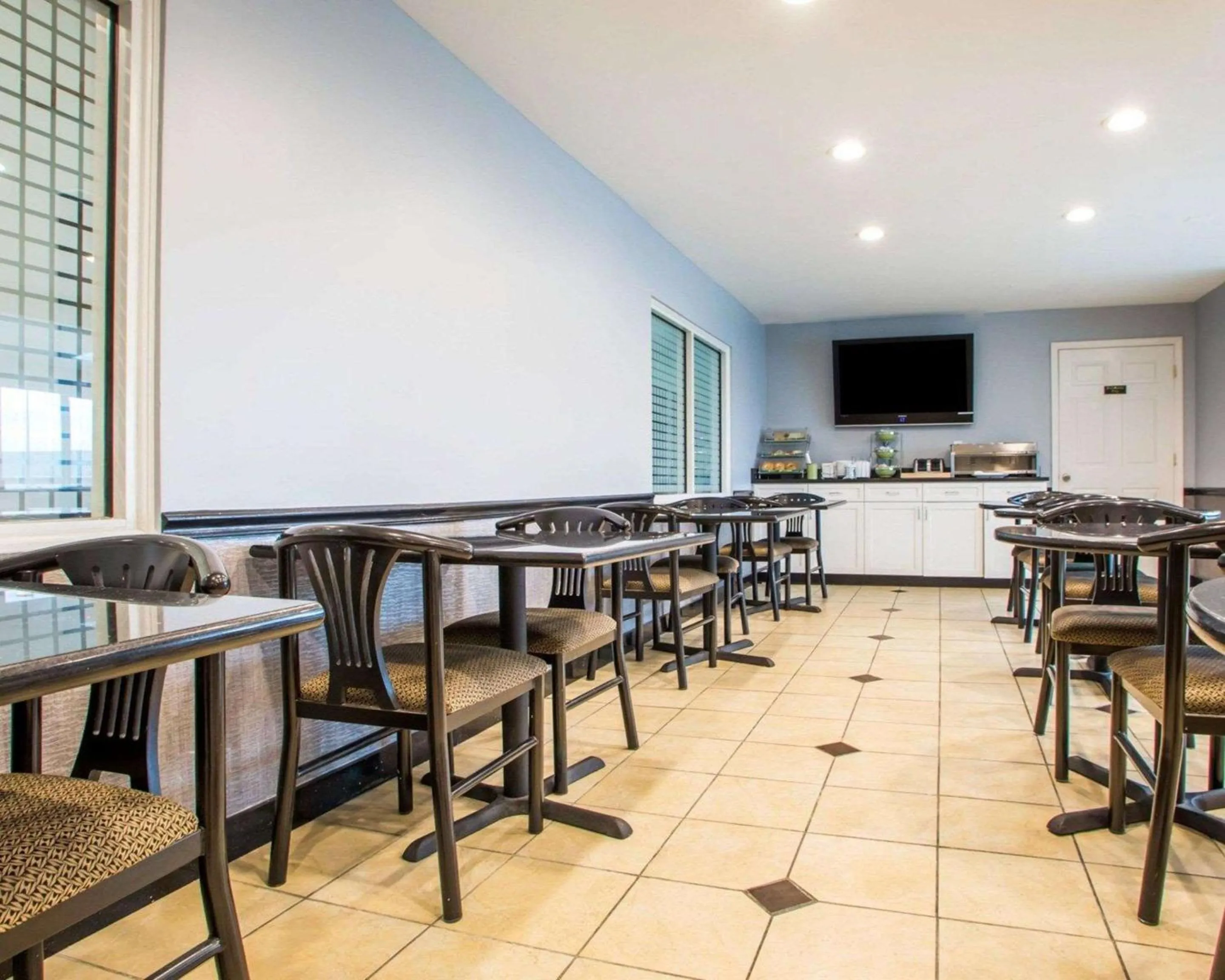 Restaurant/places to eat in Quality Inn & Suites North-Polaris