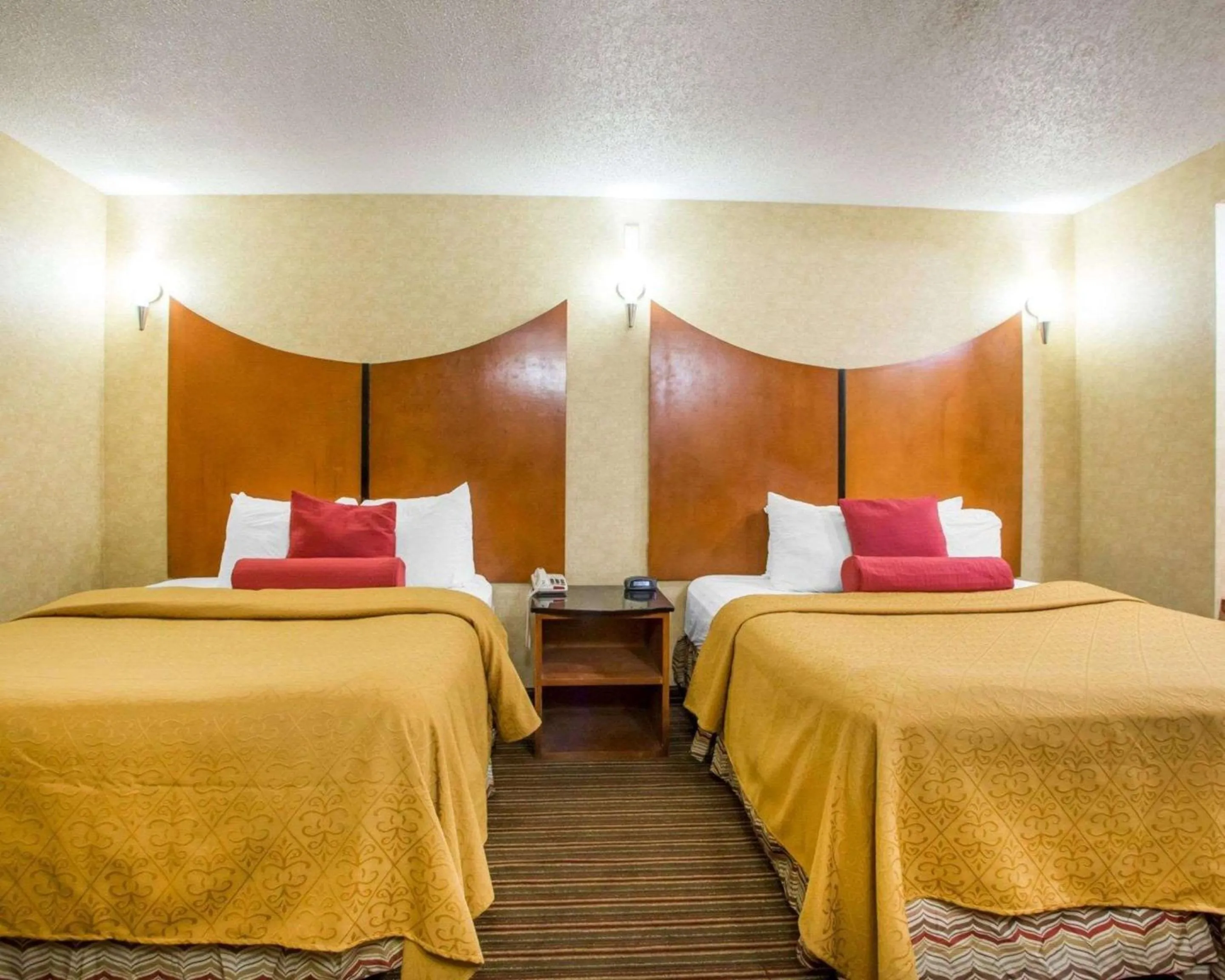 Photo of the whole room, Bed in Quality Inn & Suites North-Polaris