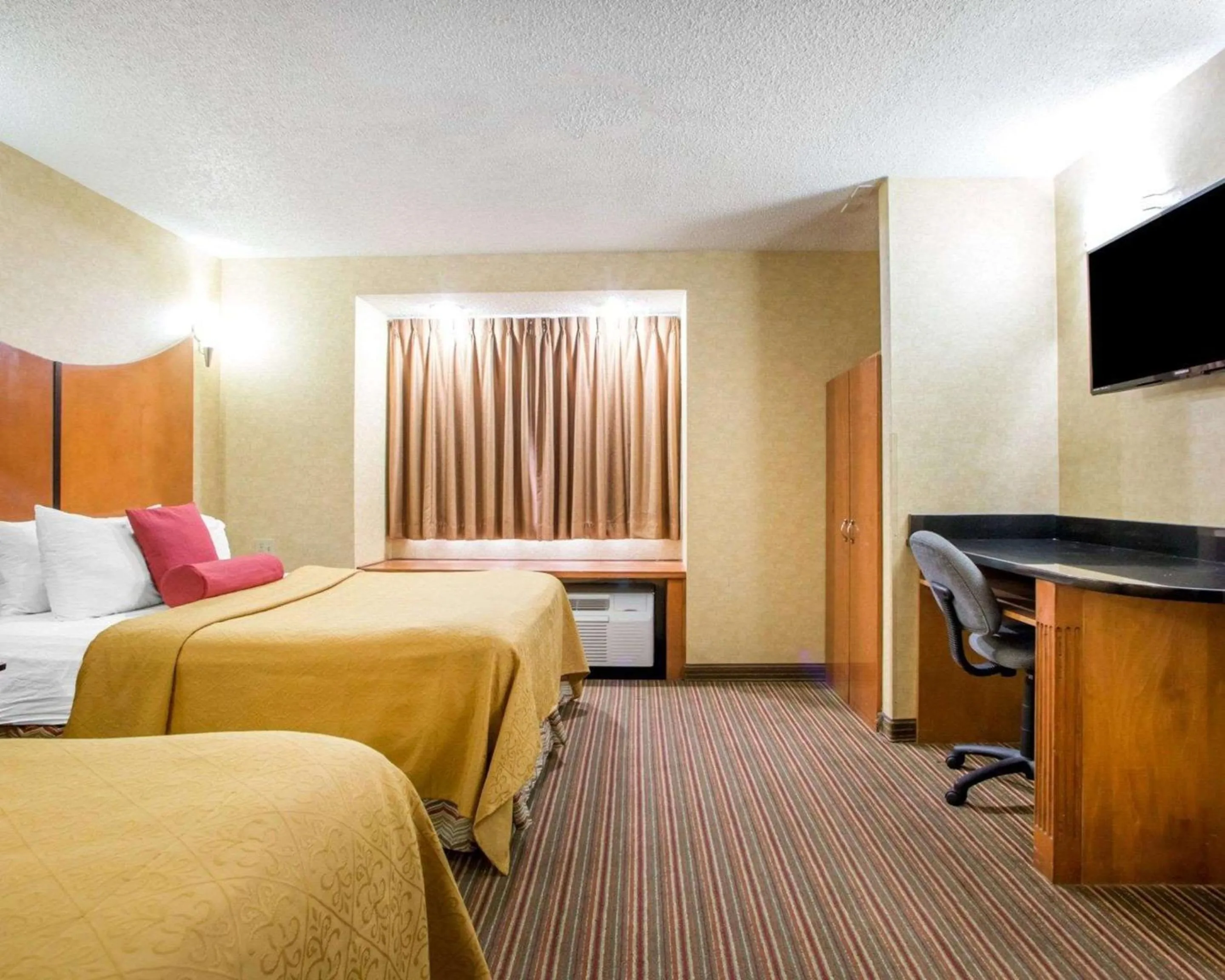 Photo of the whole room, Bed in Quality Inn & Suites North-Polaris