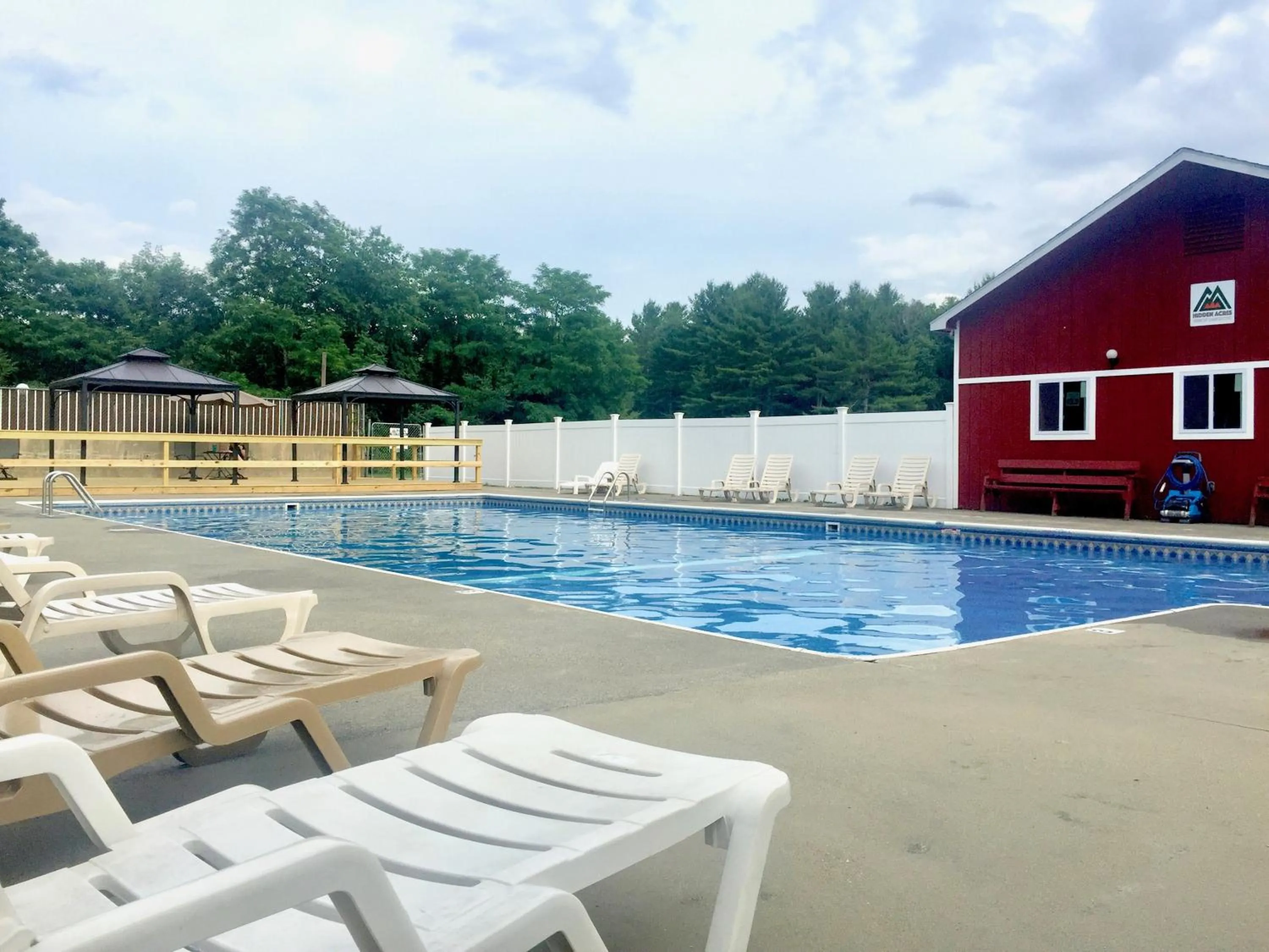 Swimming pool in Inn at Kampfires