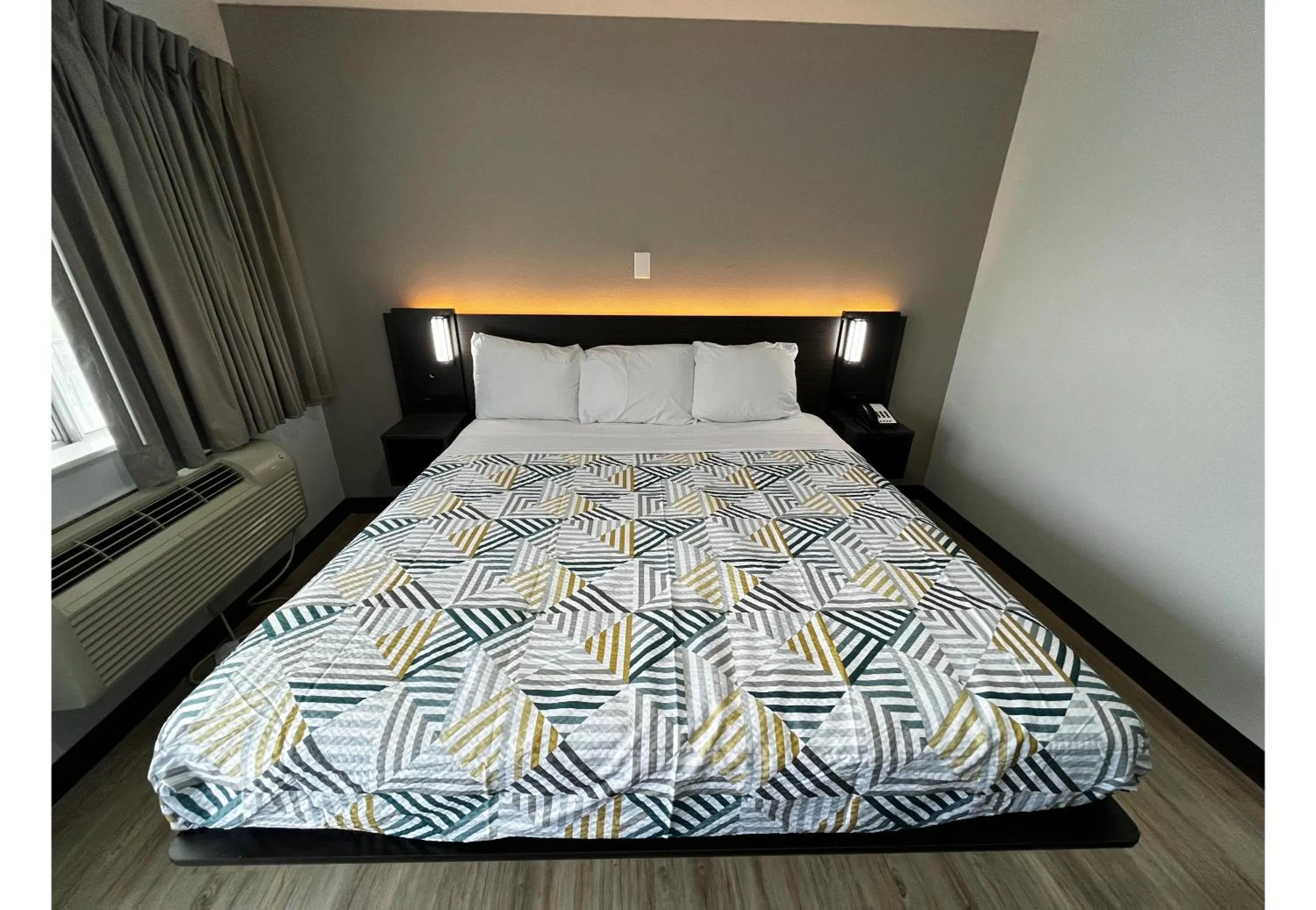 Bedroom, Bed in Studio 6 Lafayette, LA I-10 & I-49 N