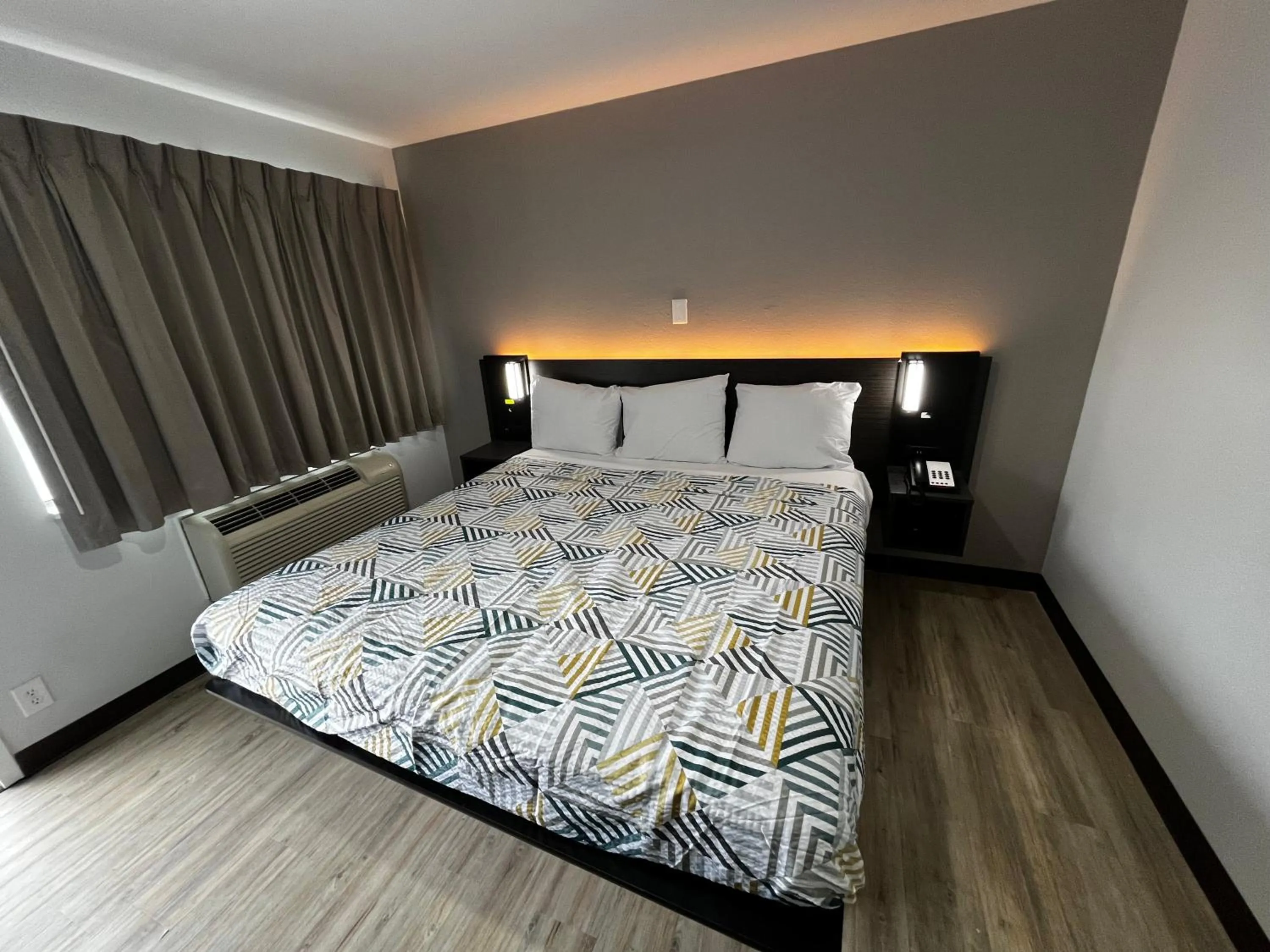 Bedroom, Bed in Studio 6 Lafayette, LA I-10 & I-49 N