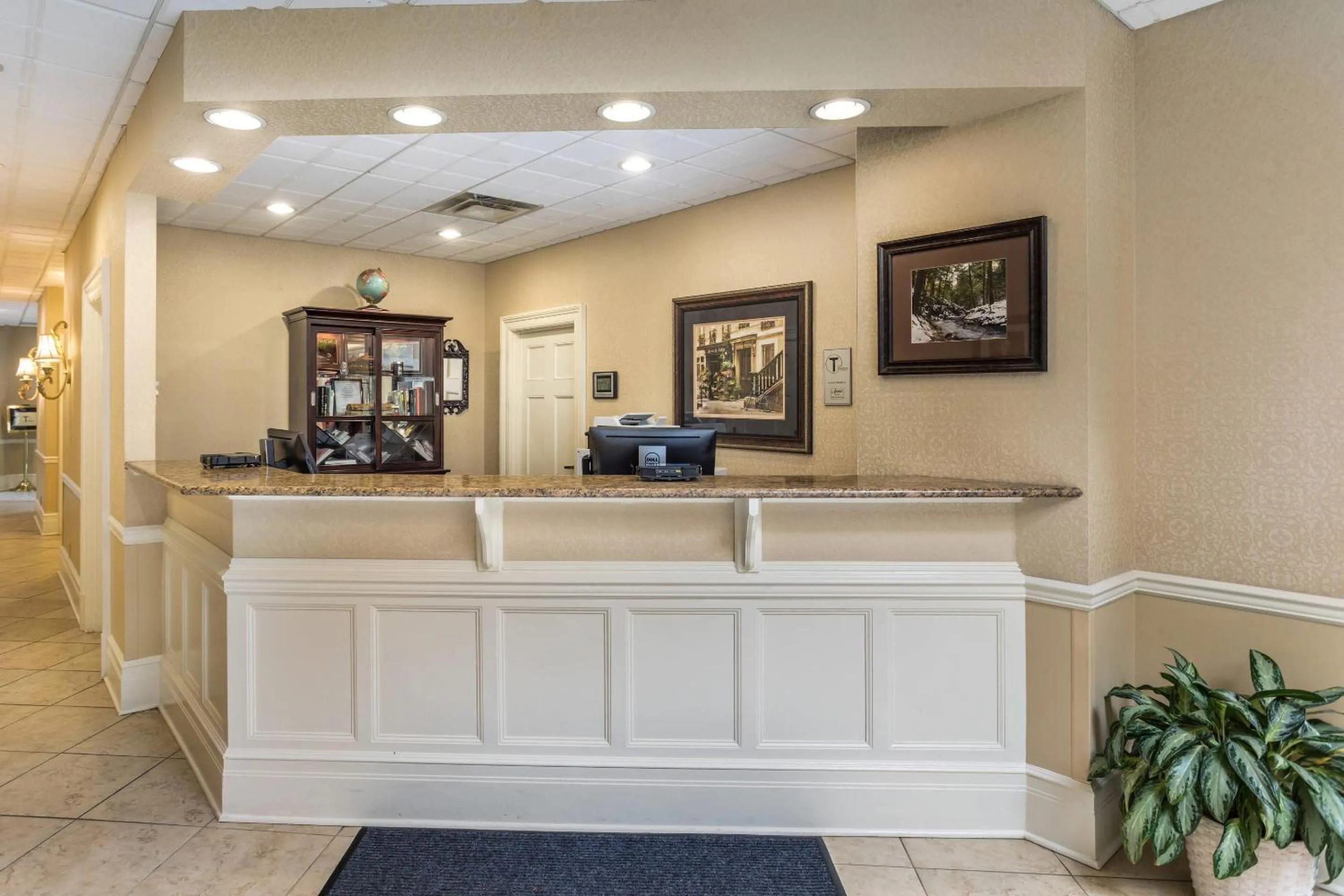 Lobby or reception in Traditions Hotel & Spa Johnson City - Binghamton, an Ascend Collection Hotel