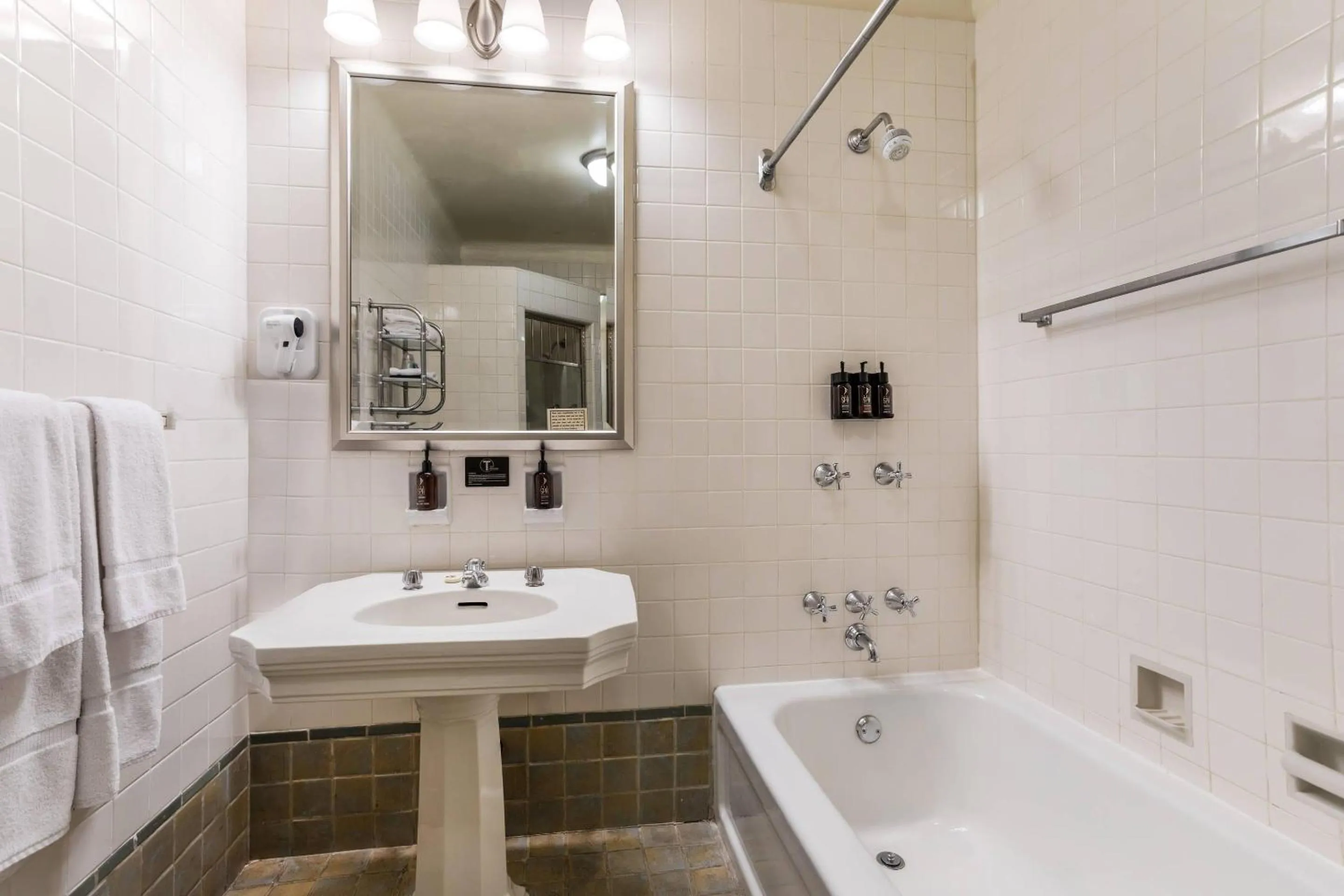 Bedroom in Traditions Hotel & Spa Johnson City - Binghamton, an Ascend Collection Hotel