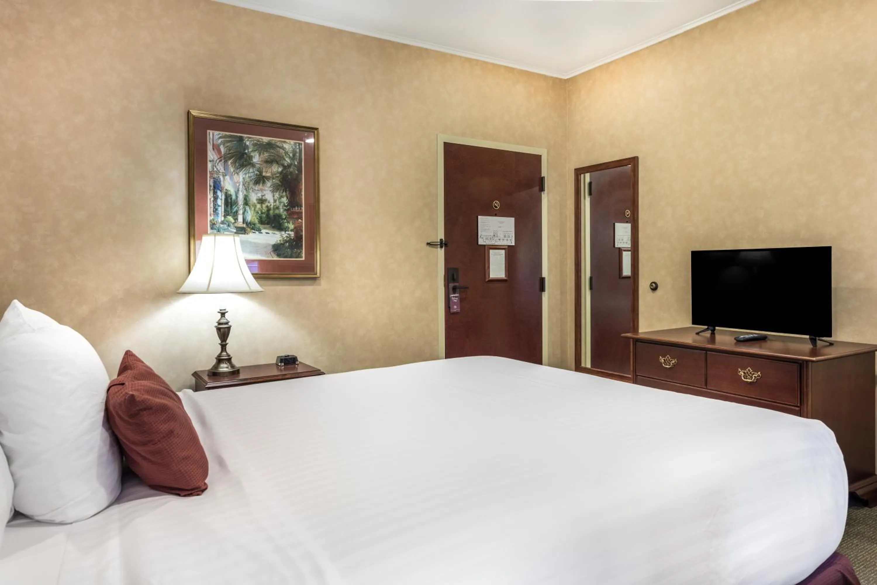 Bed in Traditions Hotel & Spa Johnson City - Binghamton, an Ascend Collection Hotel