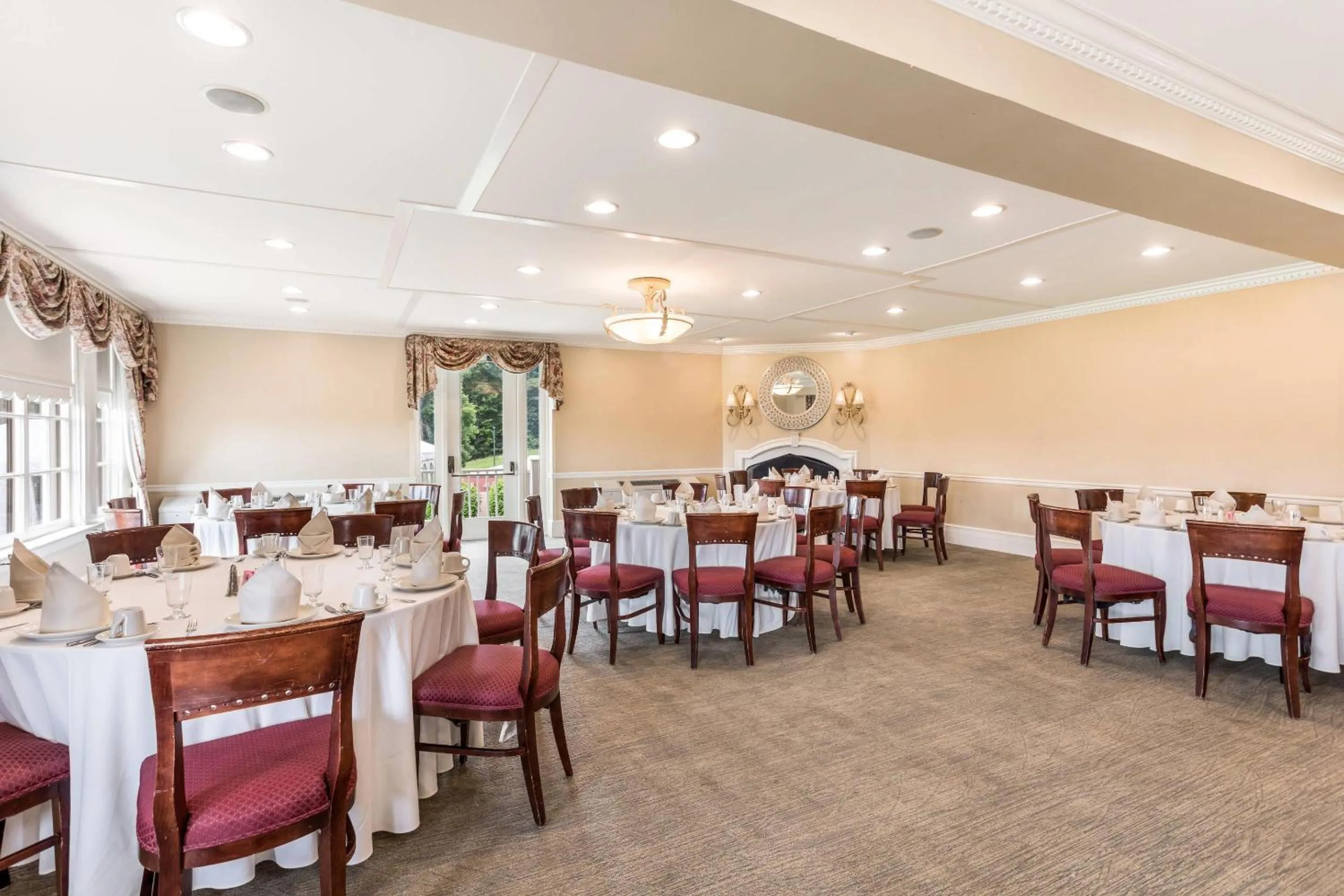 Meeting/conference room in Traditions Hotel & Spa Johnson City - Binghamton, an Ascend Collection Hotel