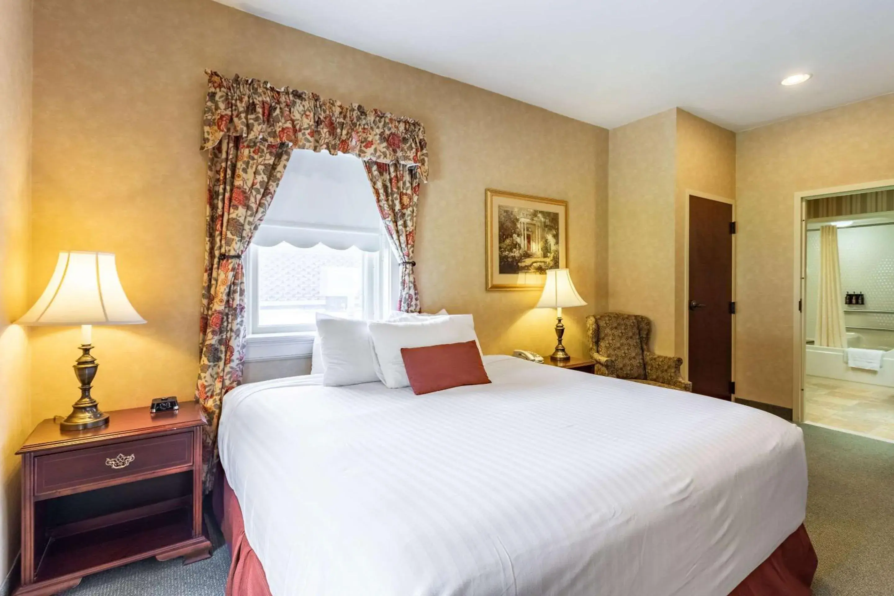 King Room - Accessible/Non-Smoking in Traditions Hotel & Spa Johnson City - Binghamton, an Ascend Collection Hotel King Room - Accessible/Non-Smoking in Traditions Hotel & Spa Johnson City - Binghamton, an Ascend Collection Hotel