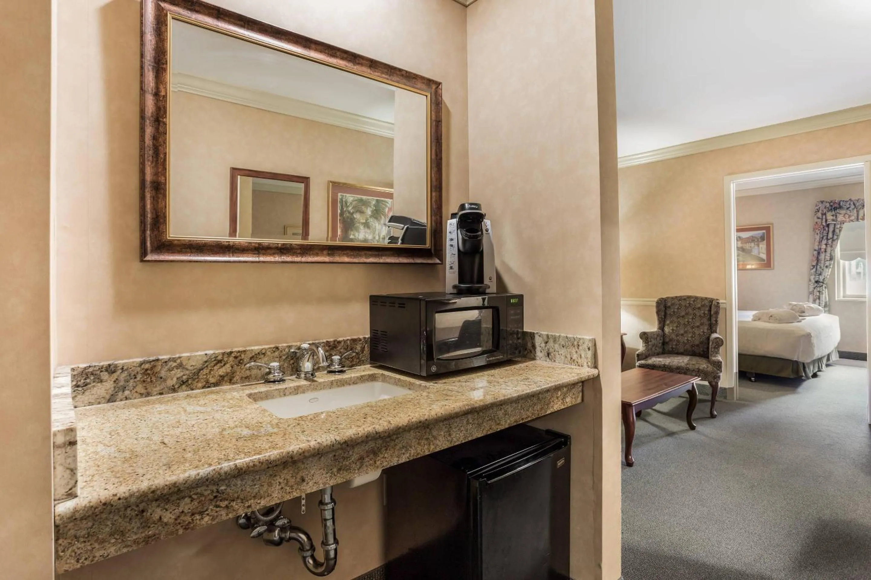 Bedroom in Traditions Hotel & Spa Johnson City - Binghamton, an Ascend Collection Hotel