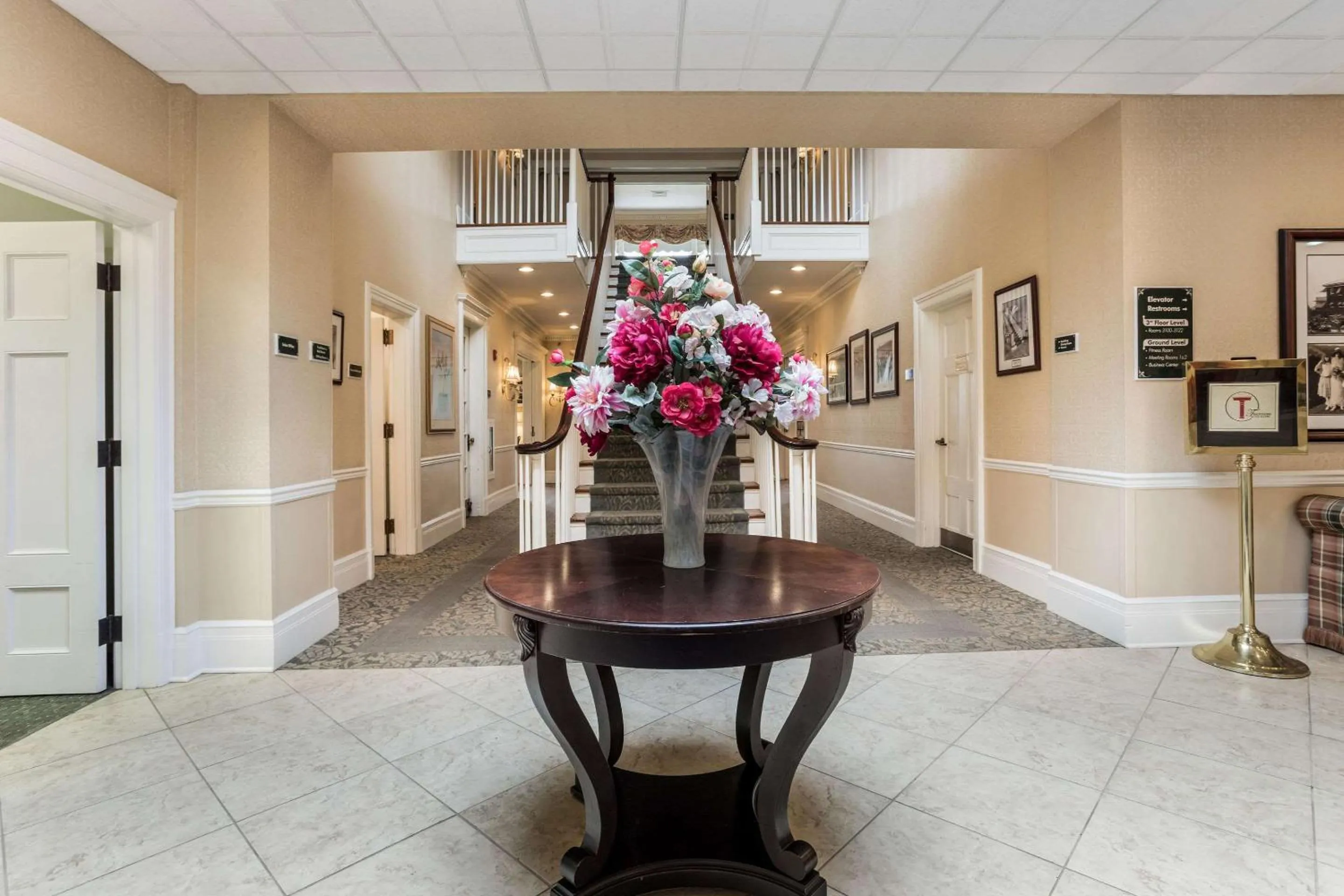 Lobby or reception in Traditions Hotel & Spa Johnson City - Binghamton, an Ascend Collection Hotel