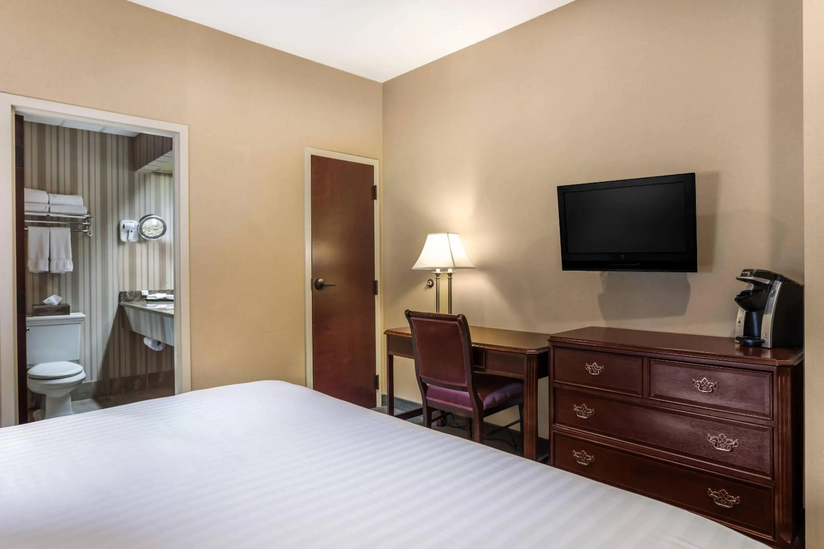 Bedroom, Bed in Traditions Hotel & Spa Johnson City - Binghamton, an Ascend Collection Hotel