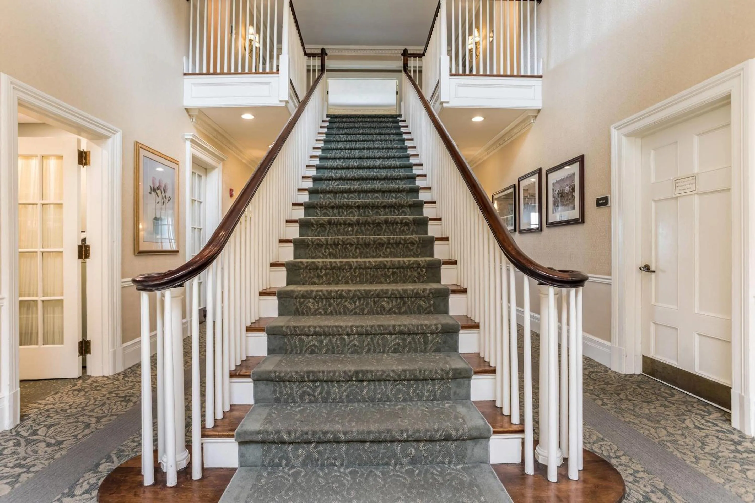 Lobby or reception in Traditions Hotel & Spa Johnson City - Binghamton, an Ascend Collection Hotel