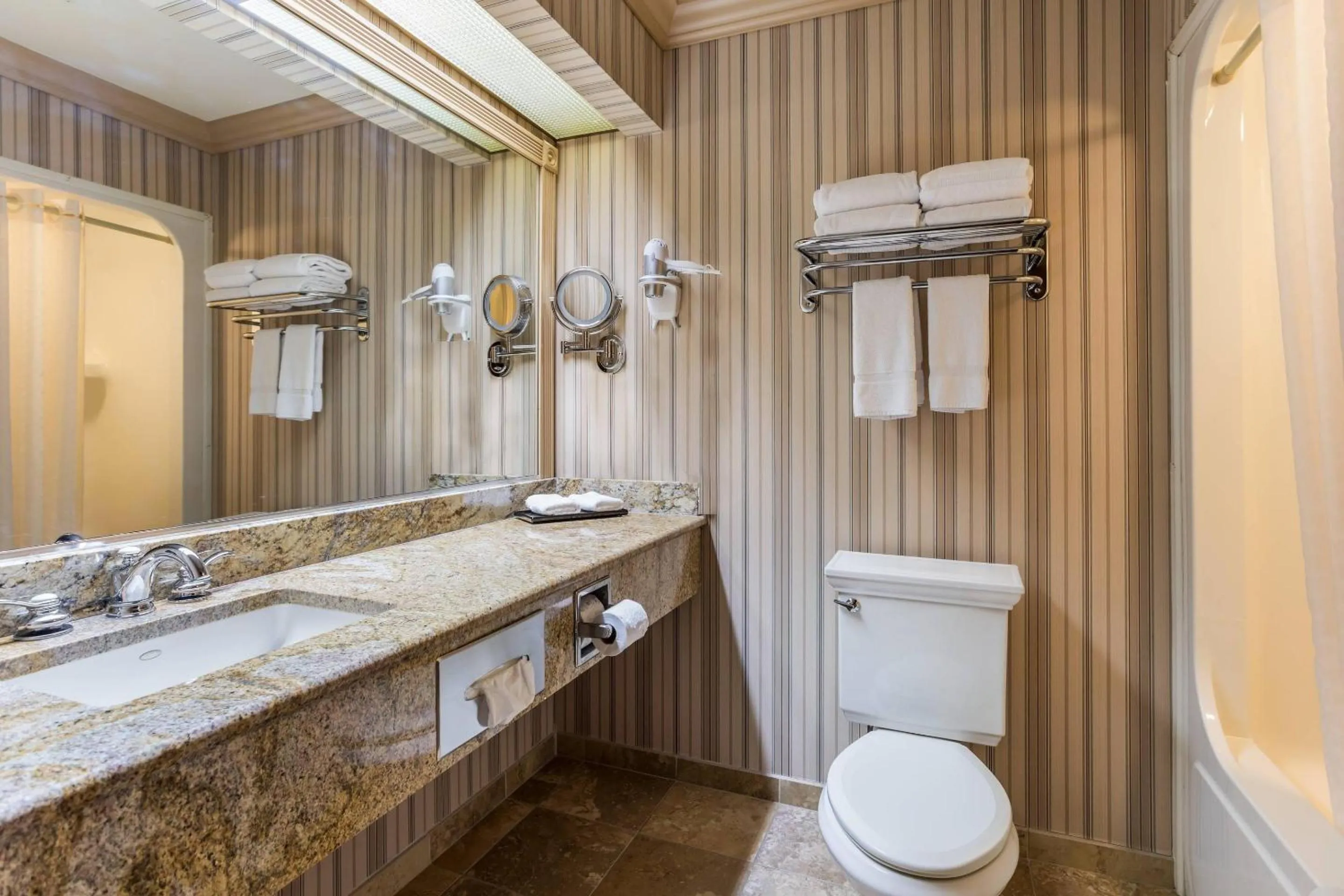 Bedroom in Traditions Hotel & Spa Johnson City - Binghamton, an Ascend Collection Hotel