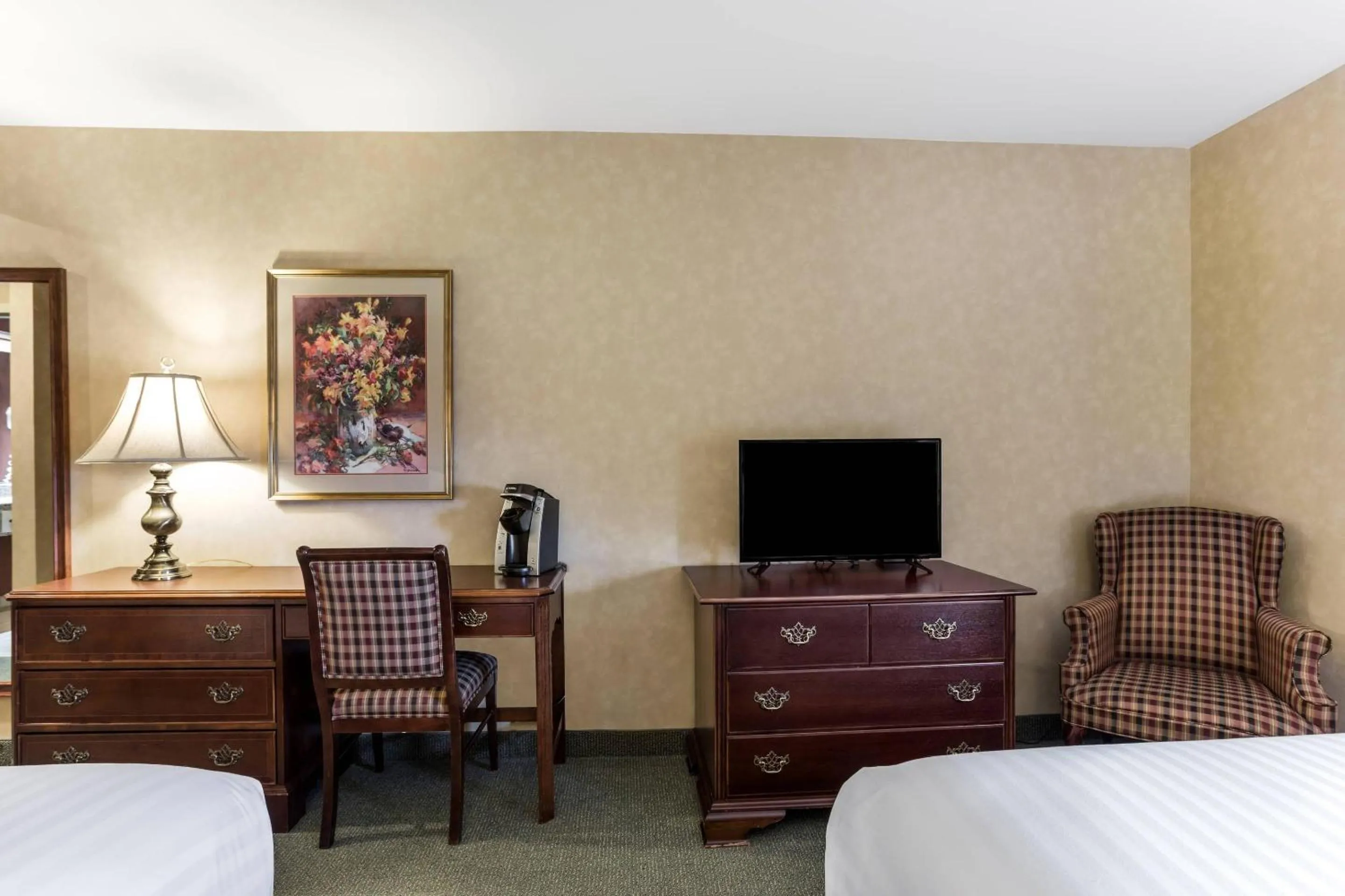 Bedroom, Bed in Traditions Hotel & Spa Johnson City - Binghamton, an Ascend Collection Hotel