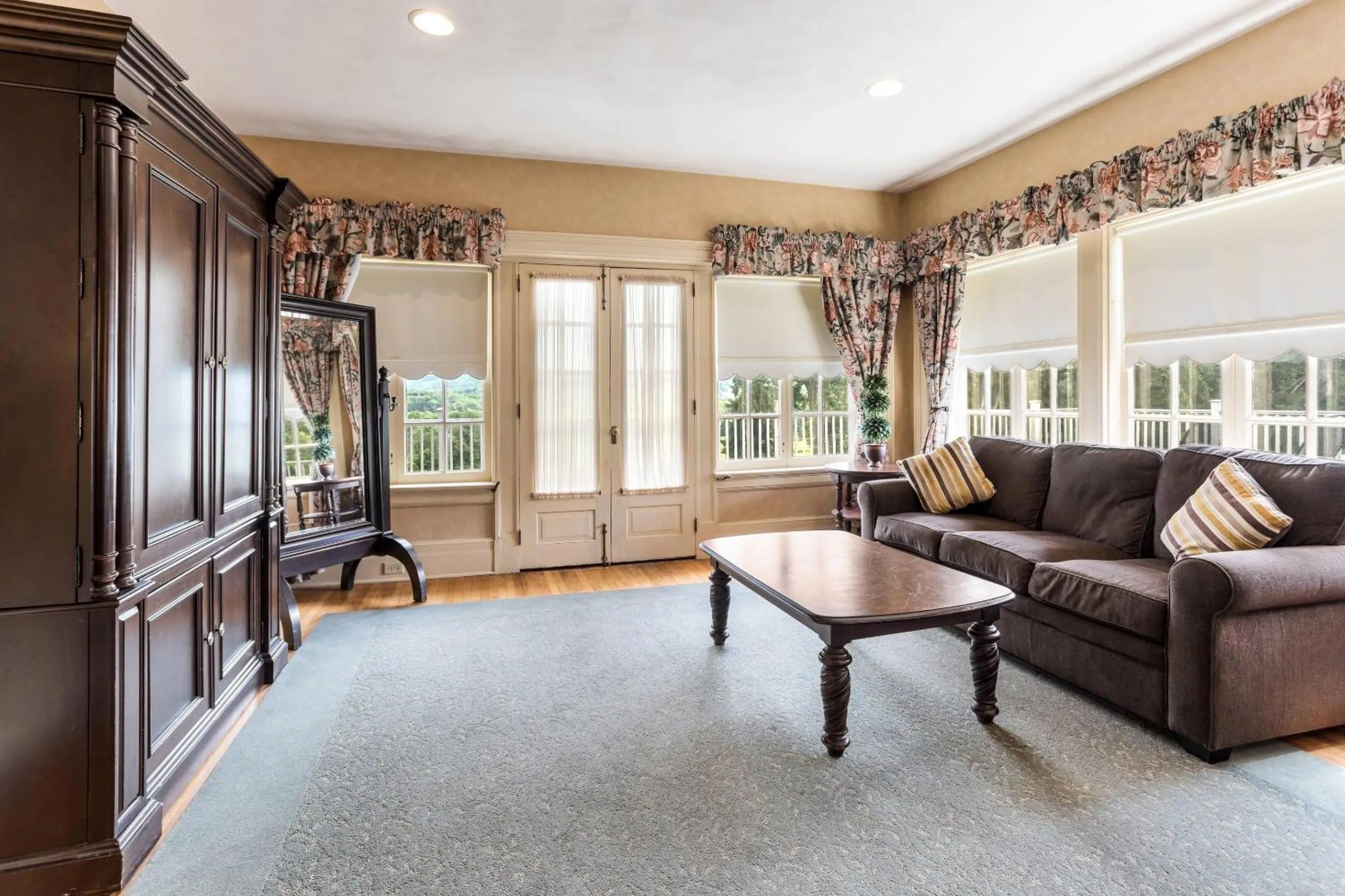 Bedroom in Traditions Hotel & Spa Johnson City - Binghamton, an Ascend Collection Hotel