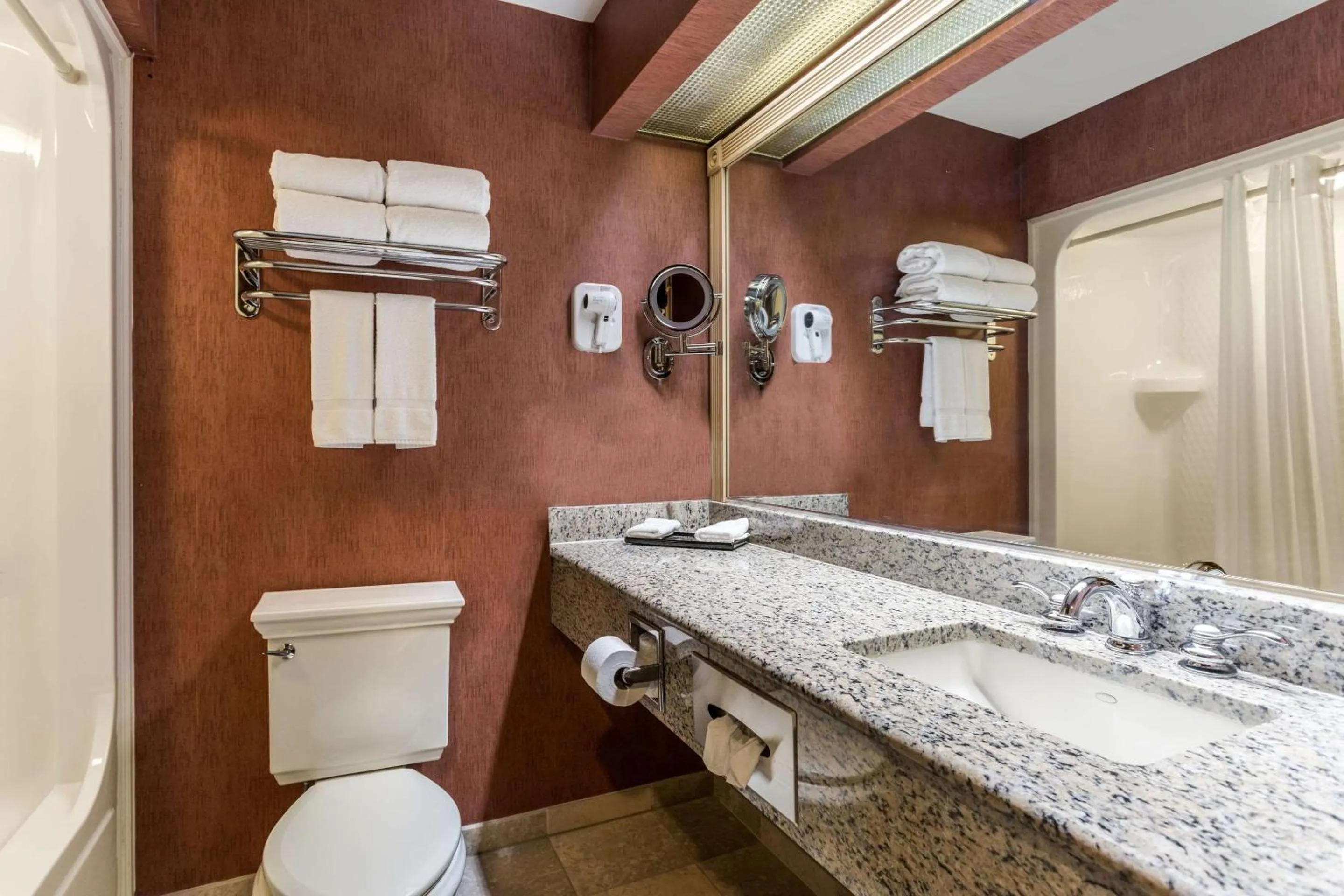 Bedroom in Traditions Hotel & Spa Johnson City - Binghamton, an Ascend Collection Hotel