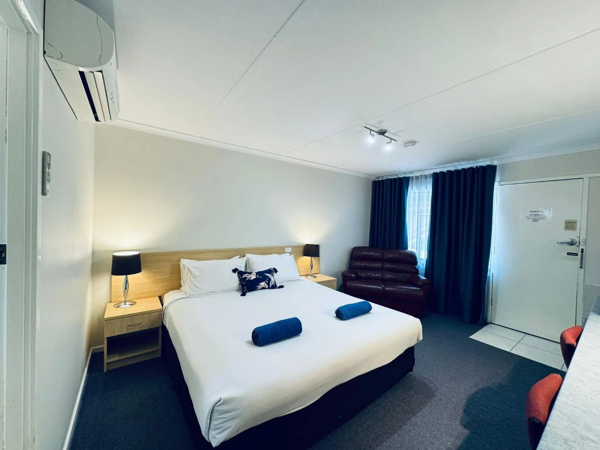 Bed in Edinburgh Motor Inn