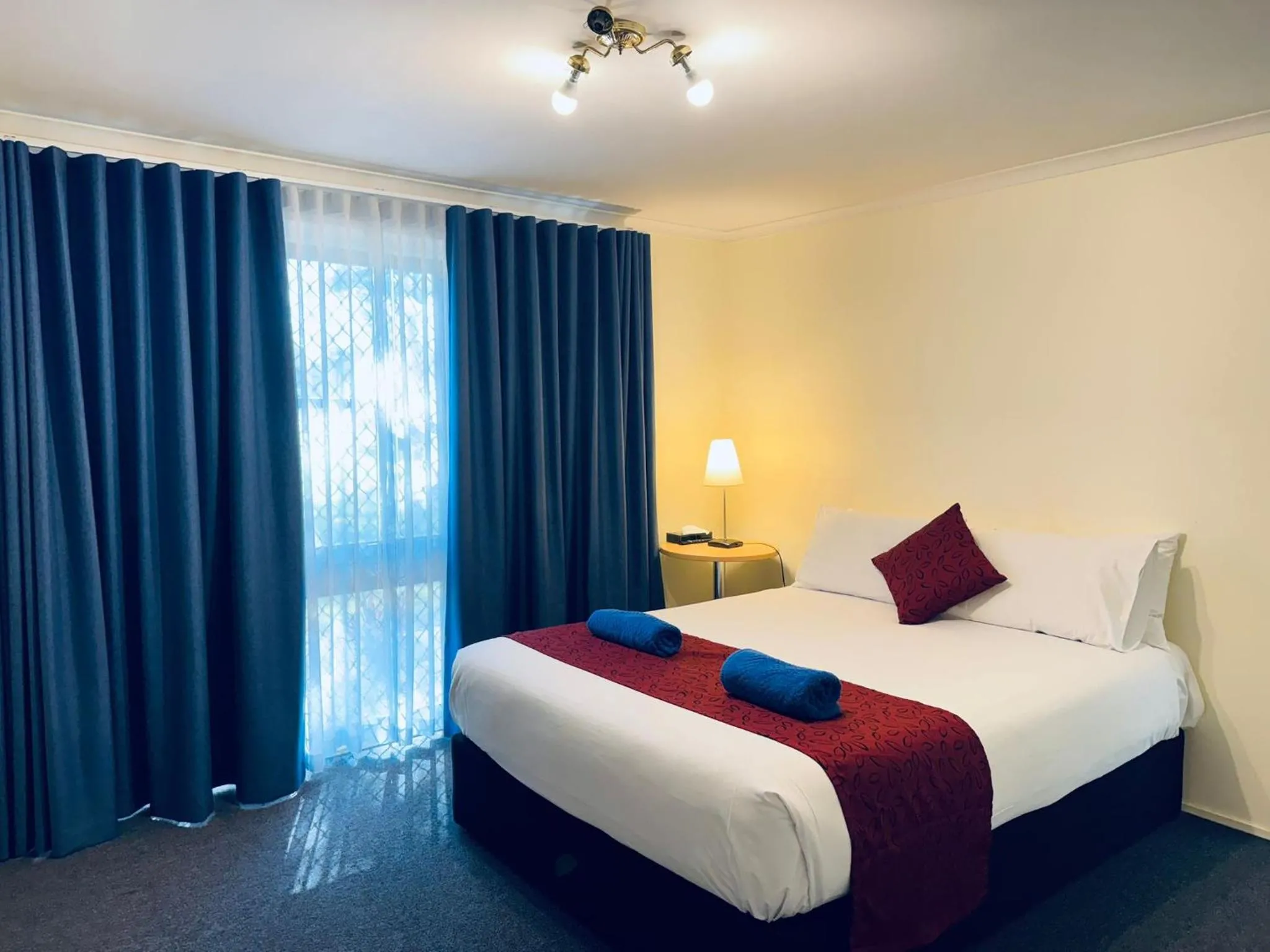 Bed in Edinburgh Motor Inn