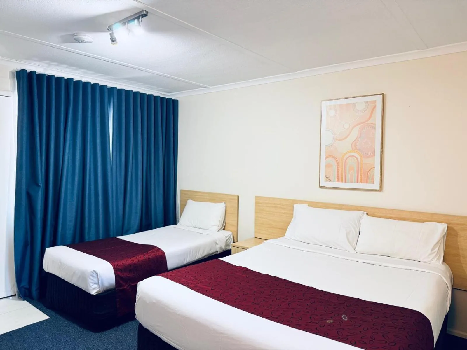 Bed in Edinburgh Motor Inn