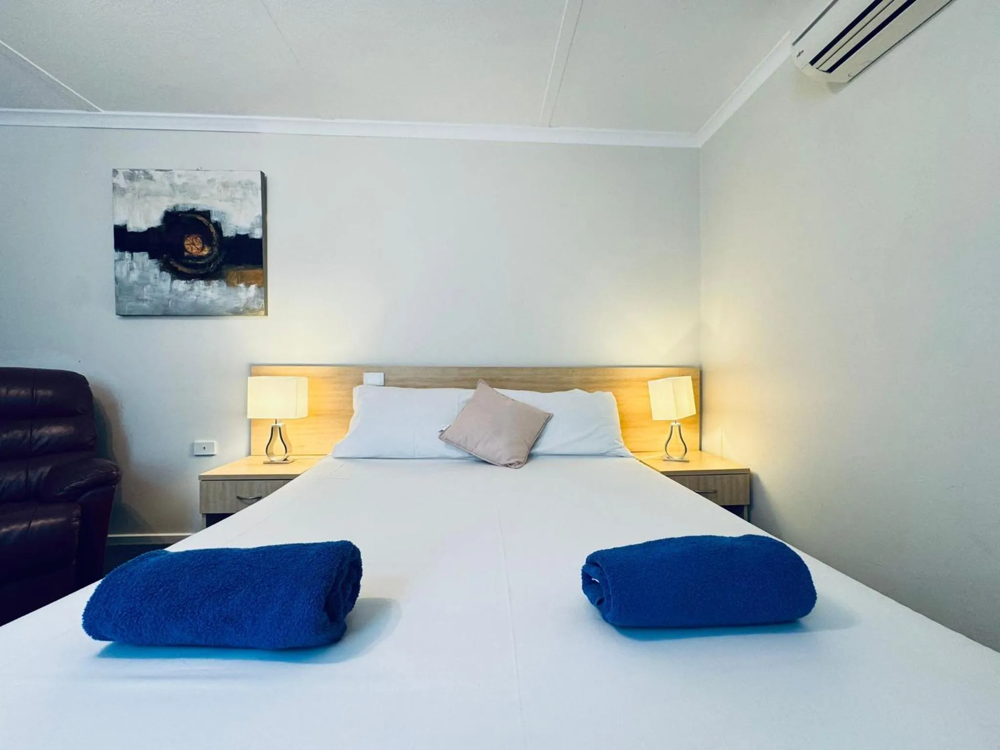 Bed in Edinburgh Motor Inn