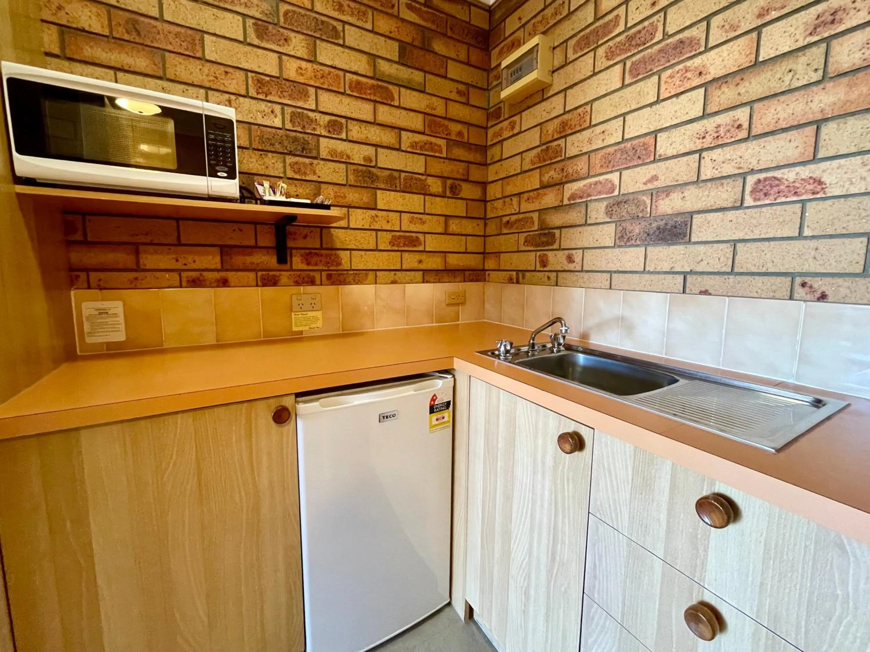 Kitchen or kitchenette in Ocean View Motor Inn Merimbula