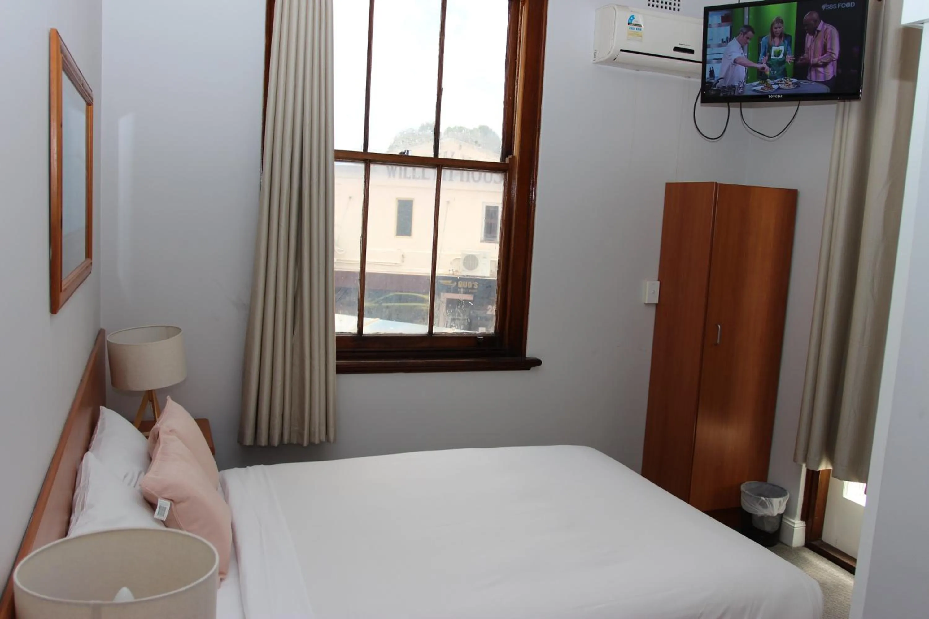 Photo of the whole room, Bed in Hurstville Ritz Hotel