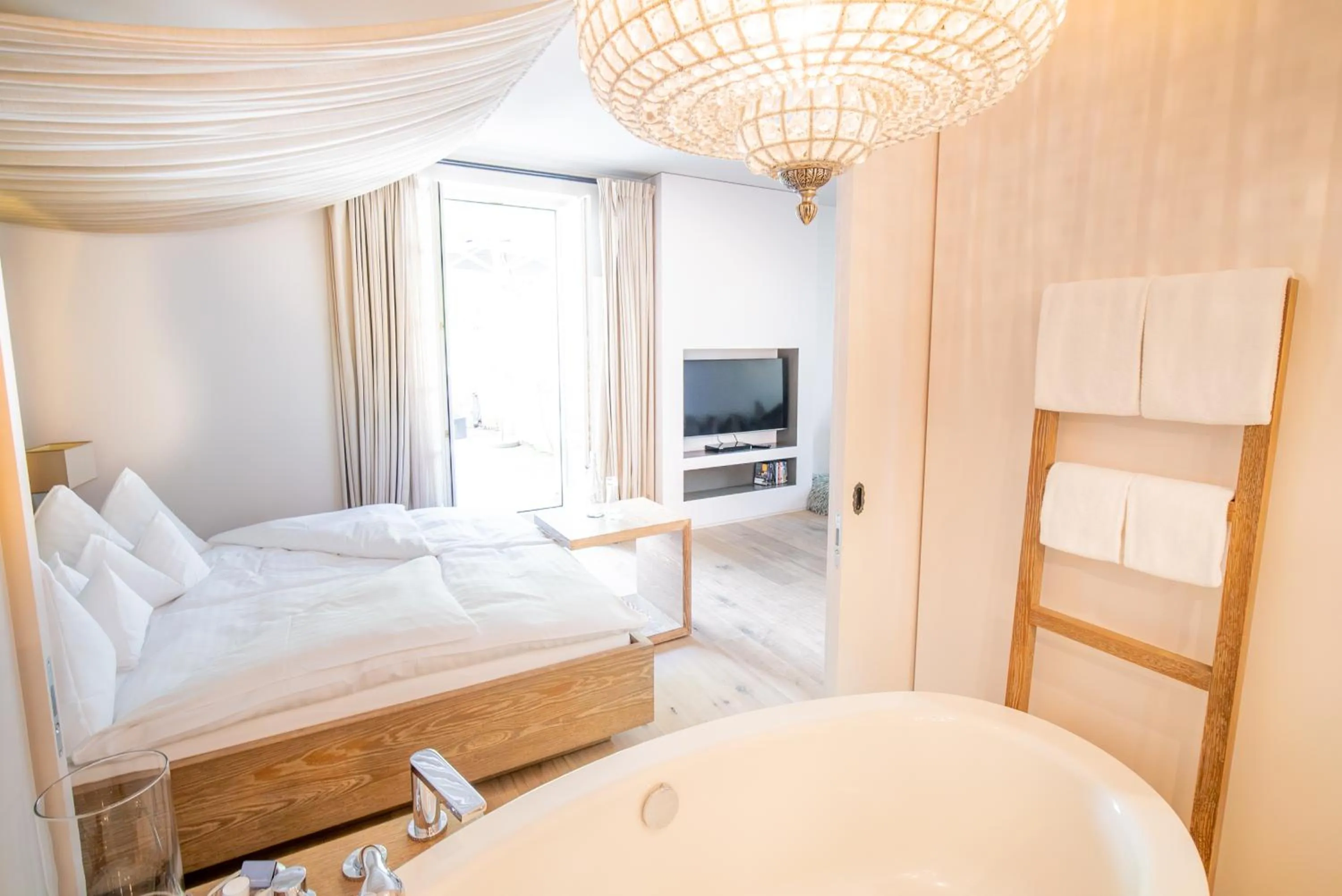 Photo of the whole room, Bed in Bad Bubendorf Design & Lifestyle Hotel