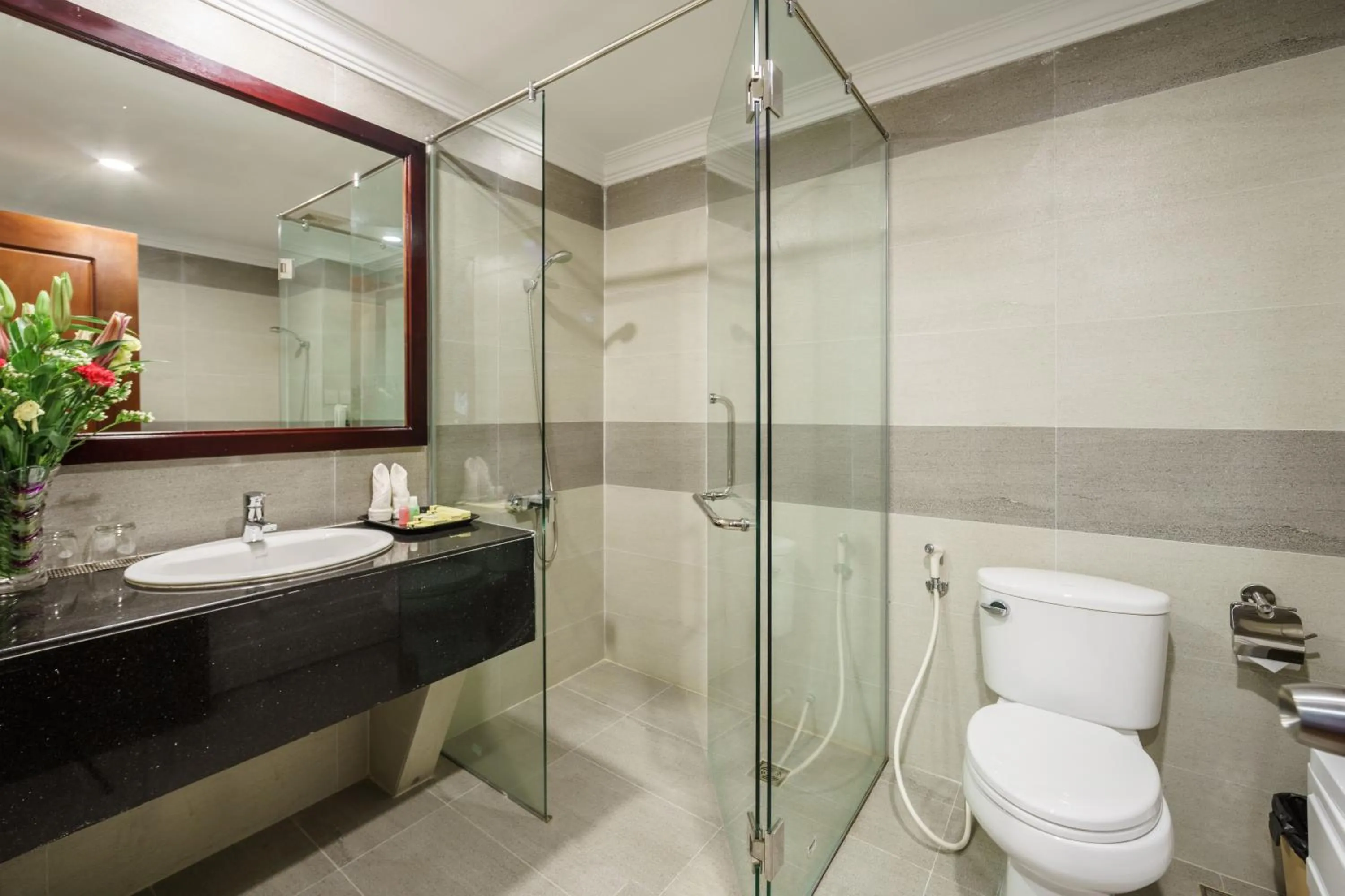 Toilet in Smiling Deluxe Hotel