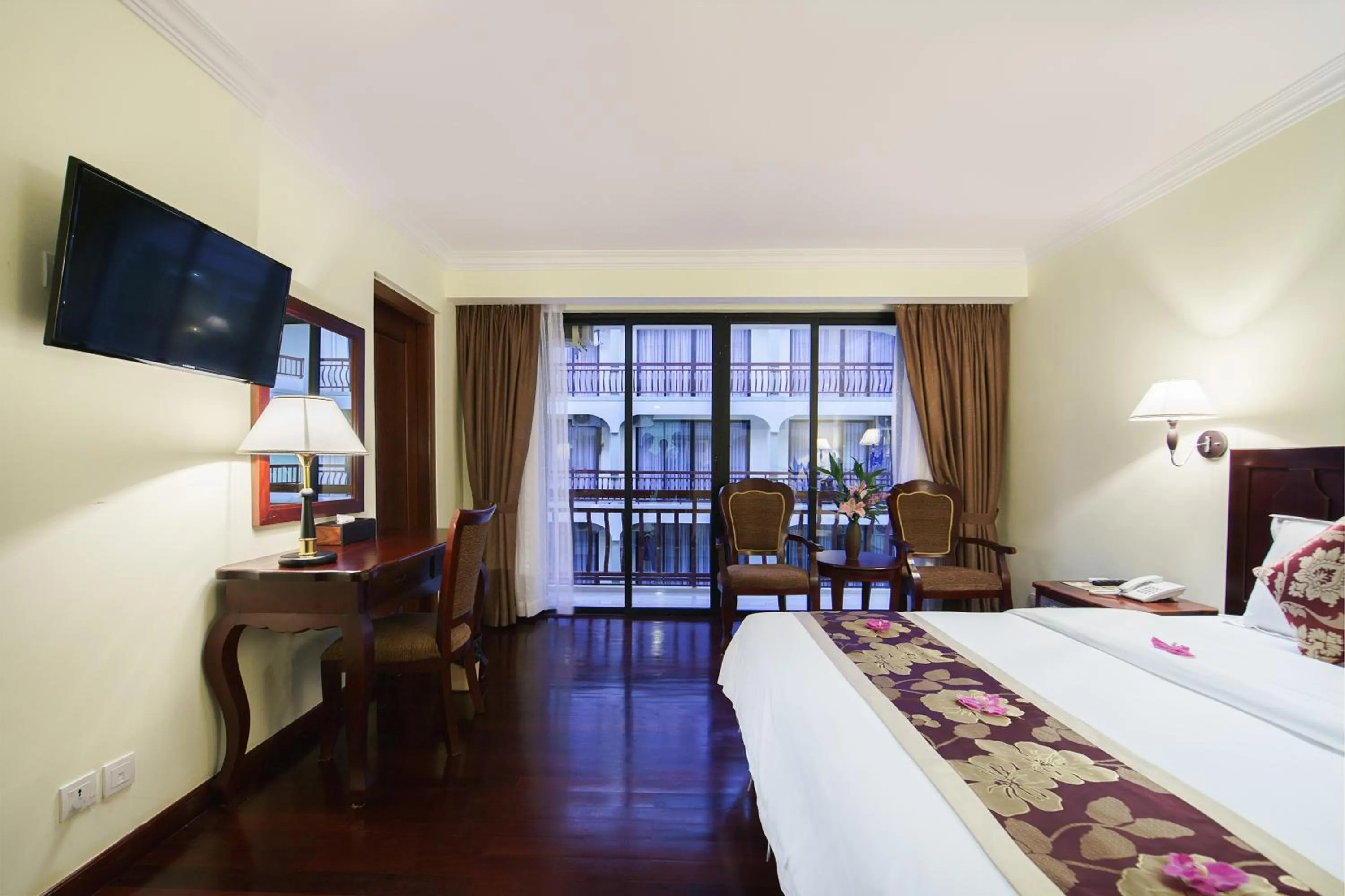 Photo of the whole room, Bed in Smiling Deluxe Hotel