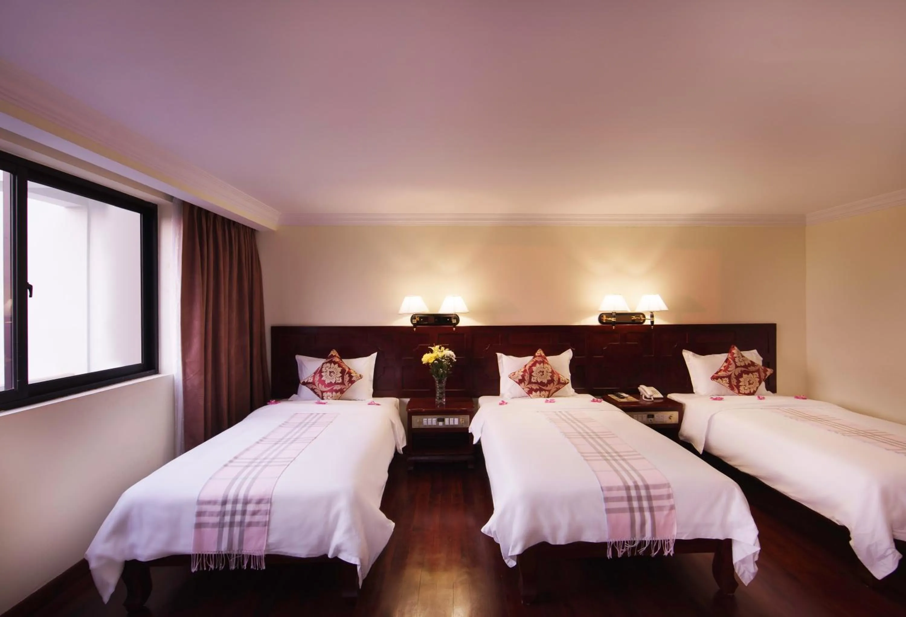 Bed in Smiling Deluxe Hotel