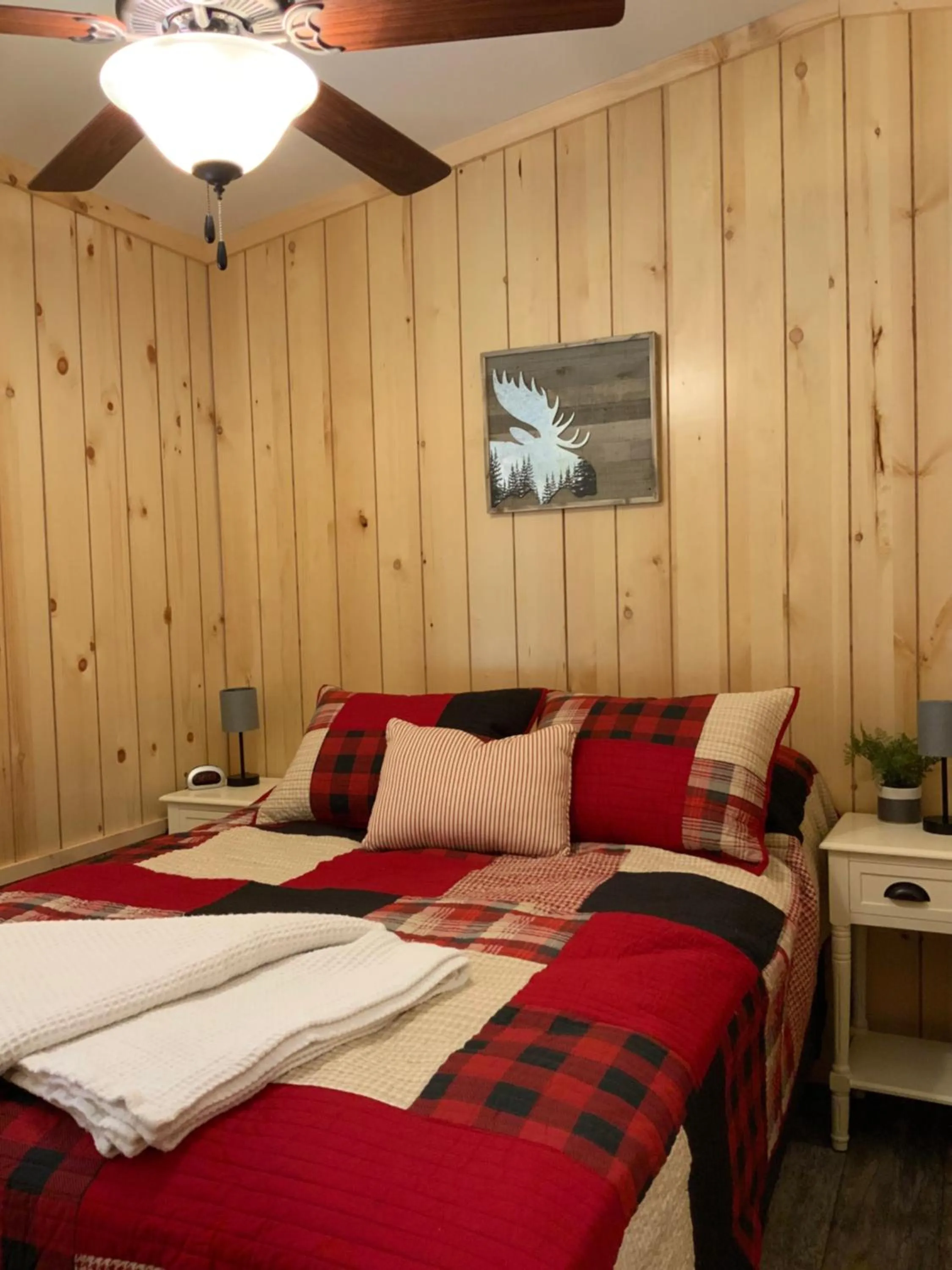 Bed in Rockerville Lodge & Cabins